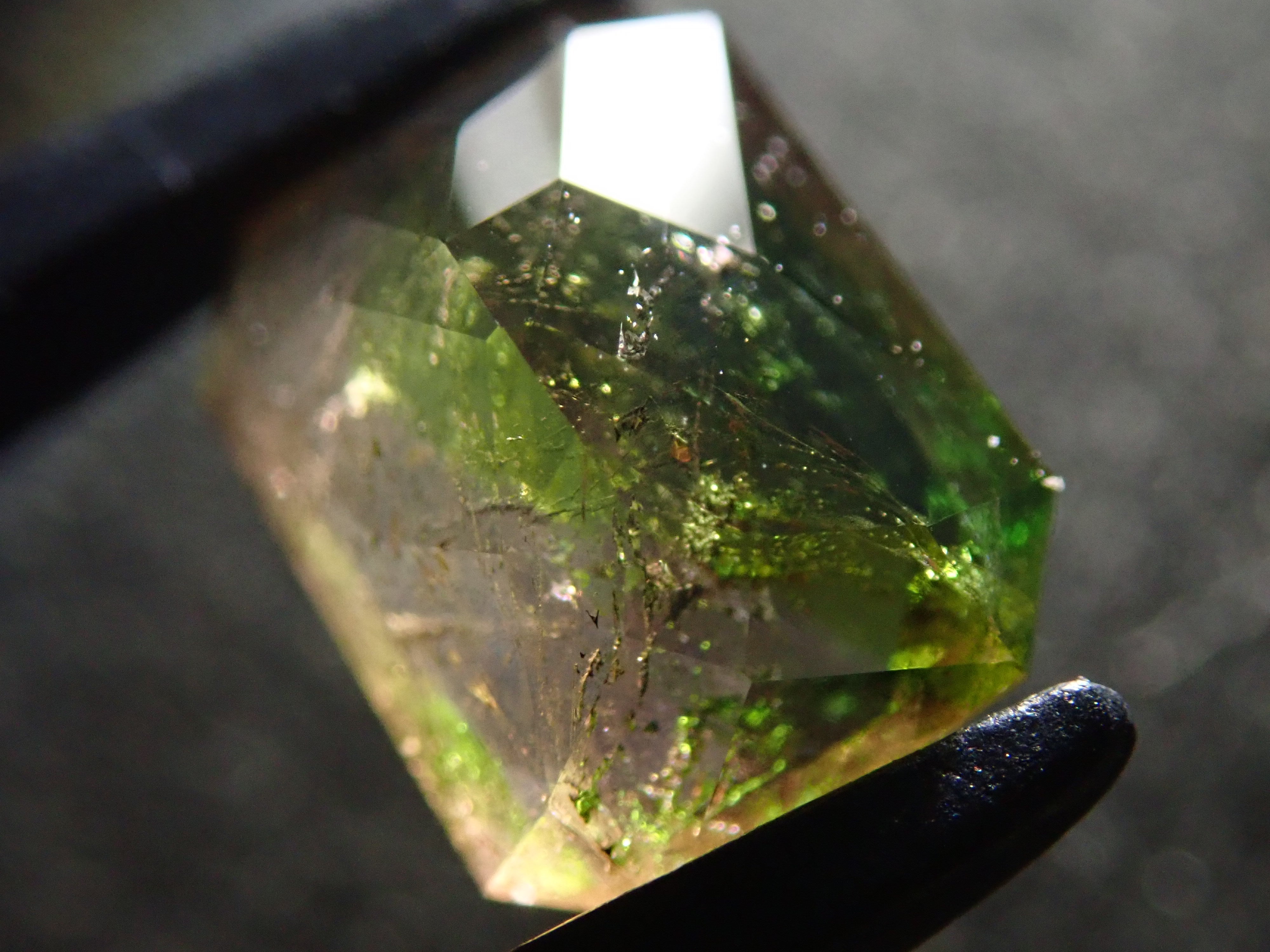 パキスタン産アキシナイト(グリーンティント) 1.476ctルース