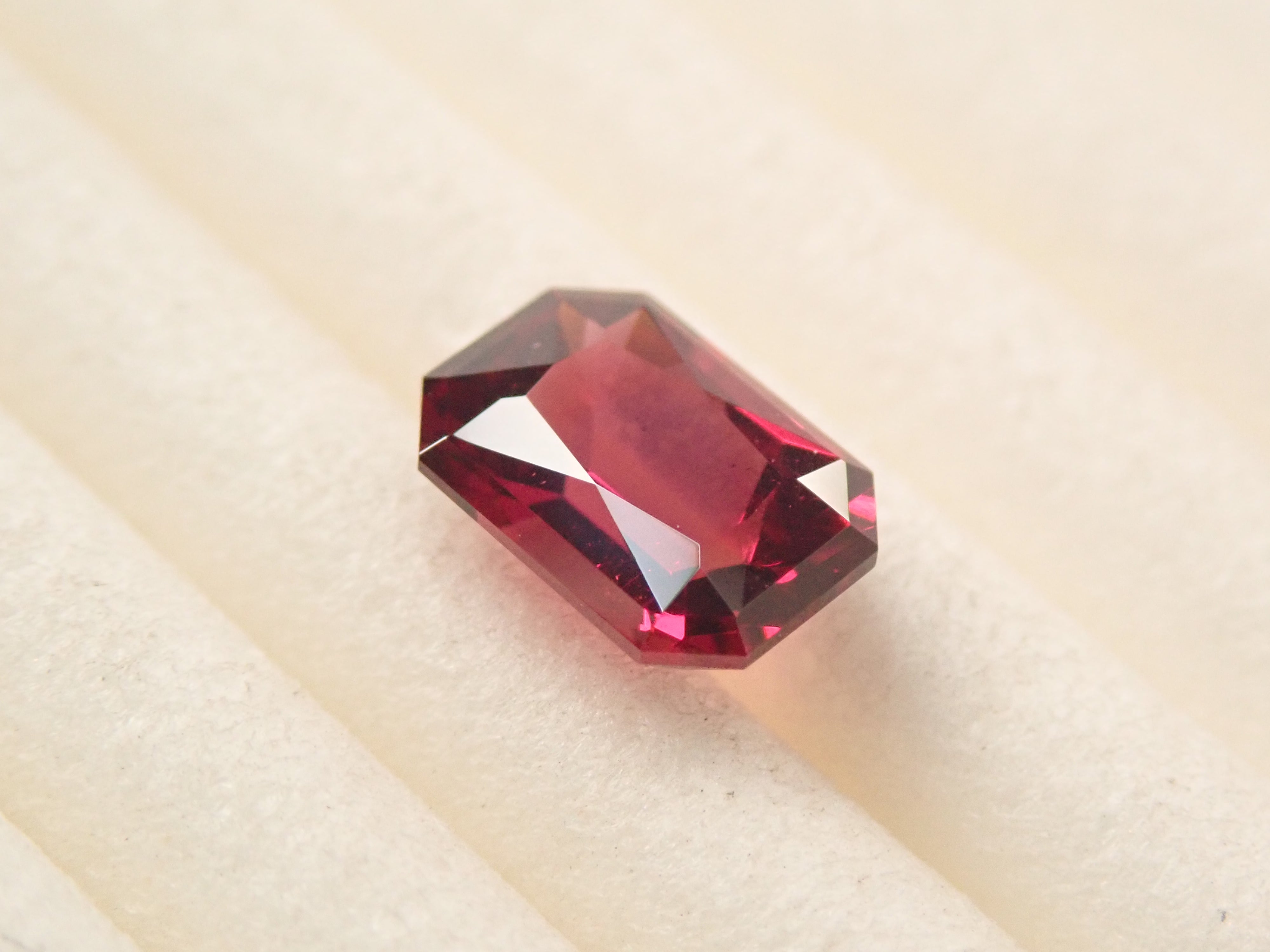 【11/1 22時販売】モザンビーク産ロードライトガーネット 0.835ctルース