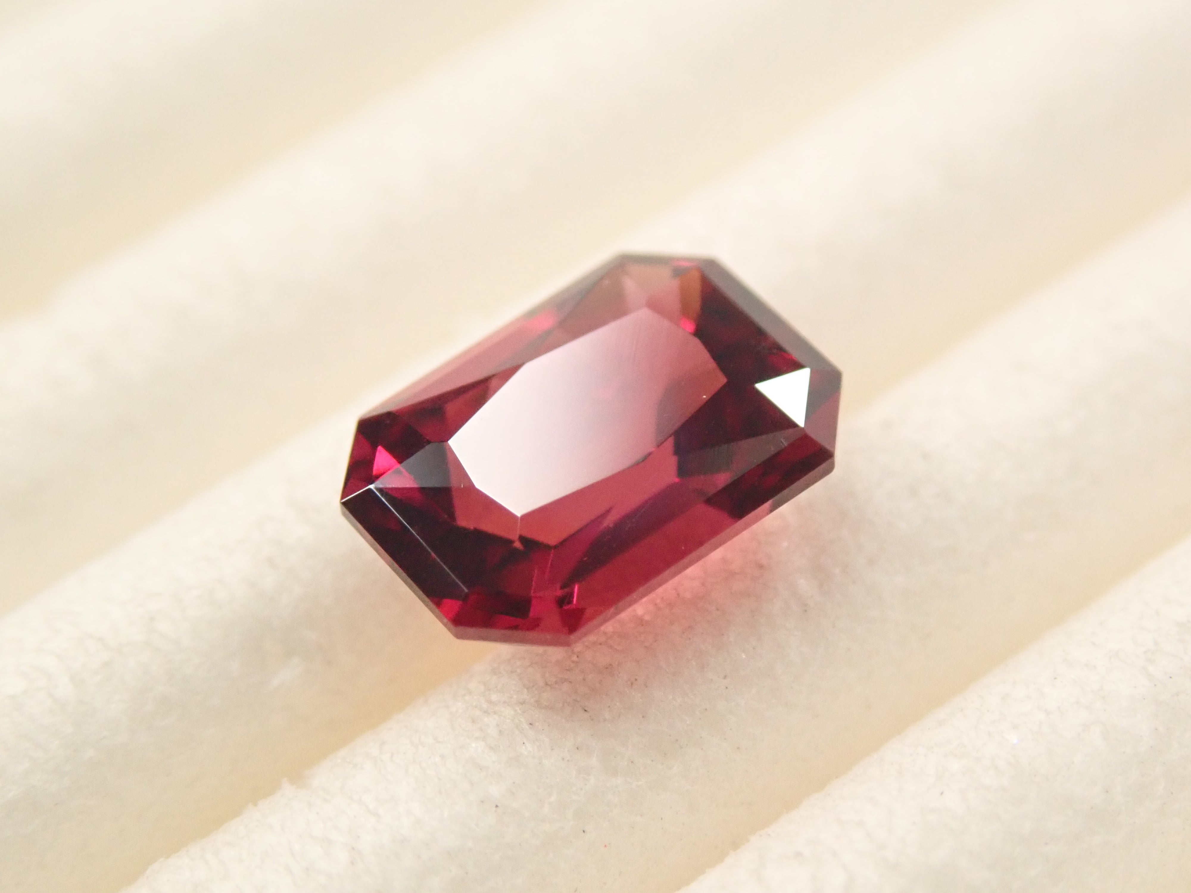 【11/1 22時販売】モザンビーク産ロードライトガーネット 0.835ctルース