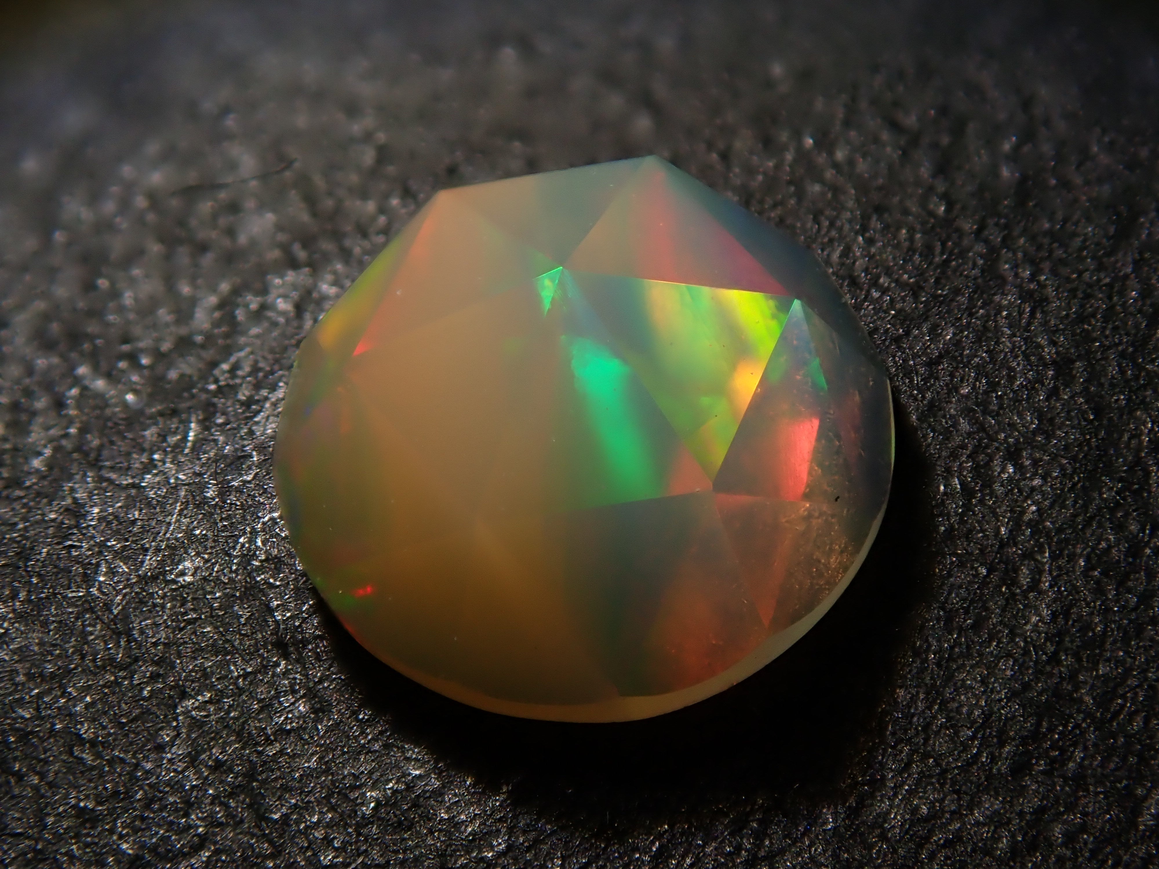 オパール 0.590ctルース