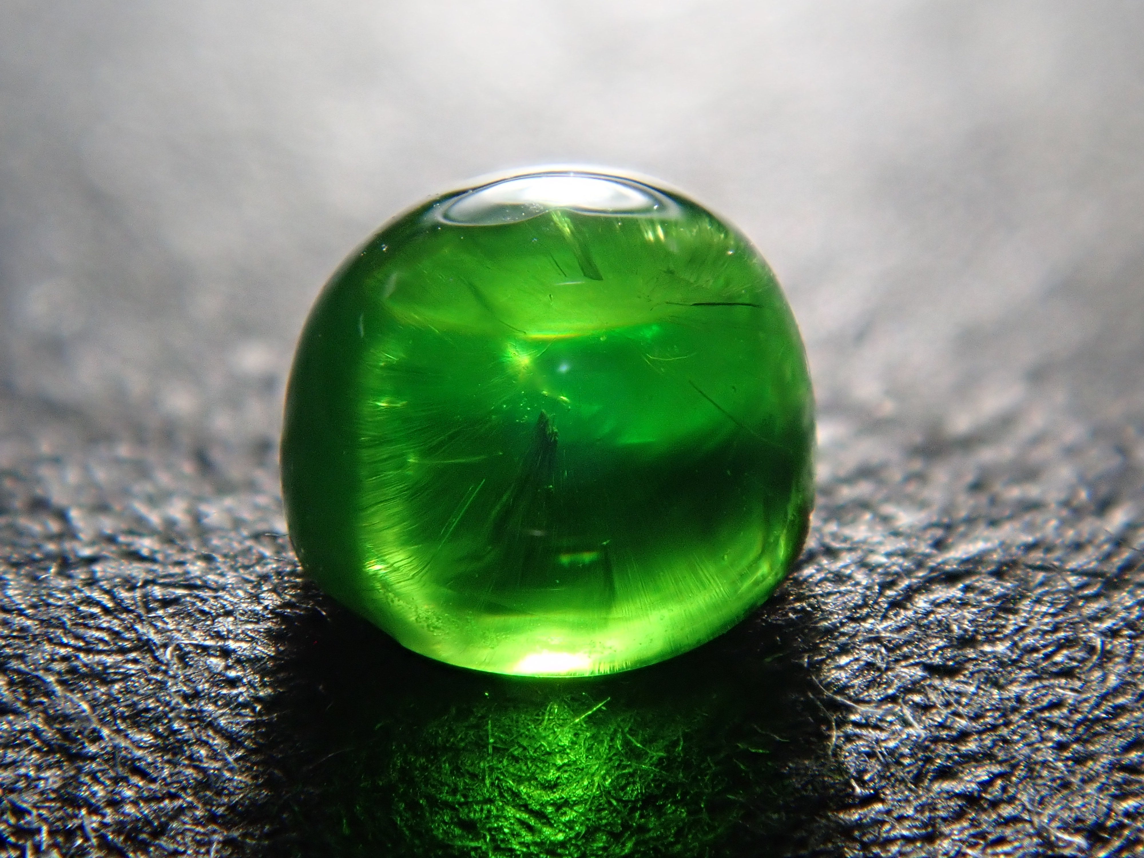 デマントイドガーネットキャッツアイ(ホーステール認む) 0.222ctルース