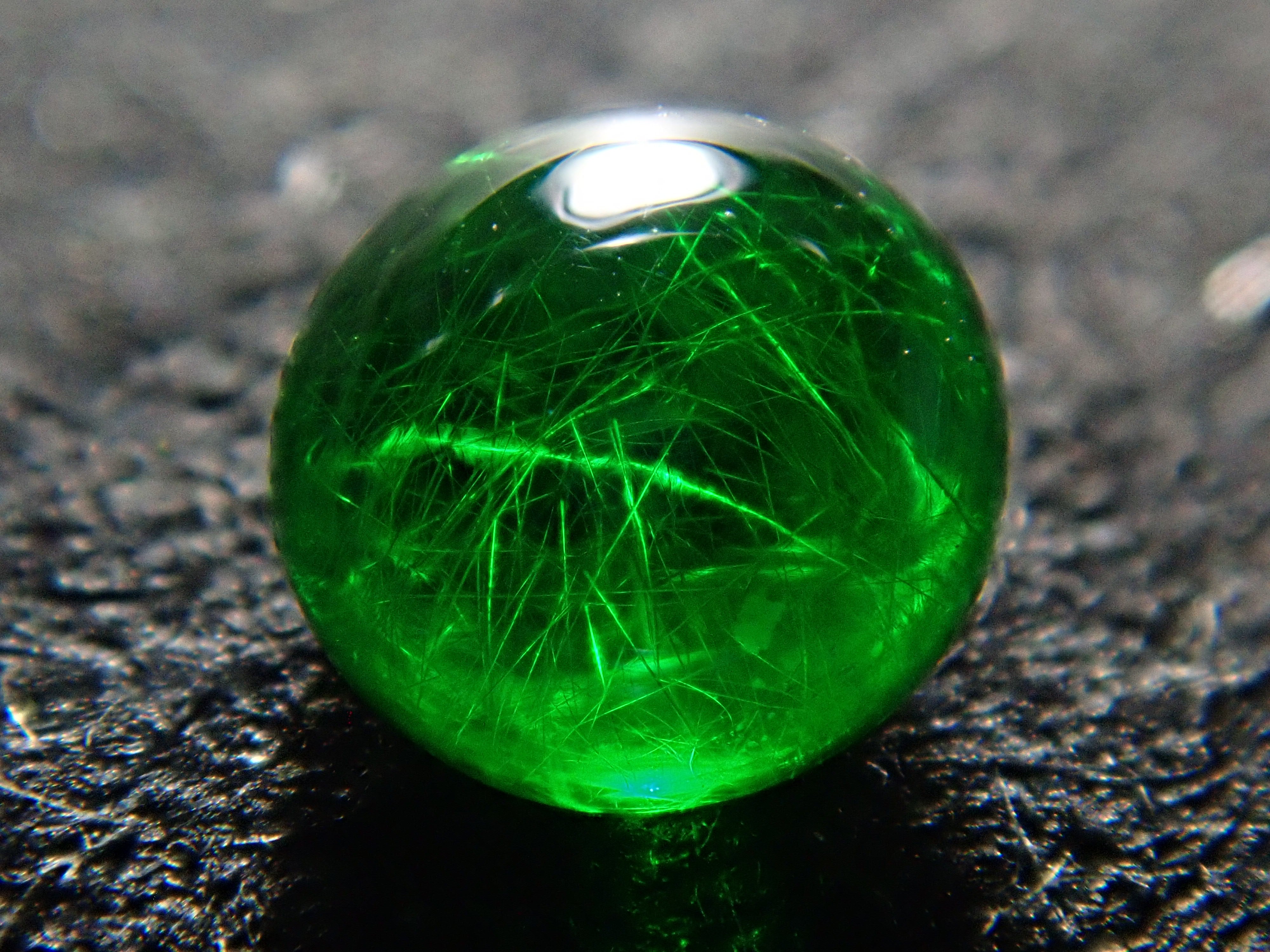 デマントイドガーネットキャッツアイ(ホーステール認む) 0.171ctルース