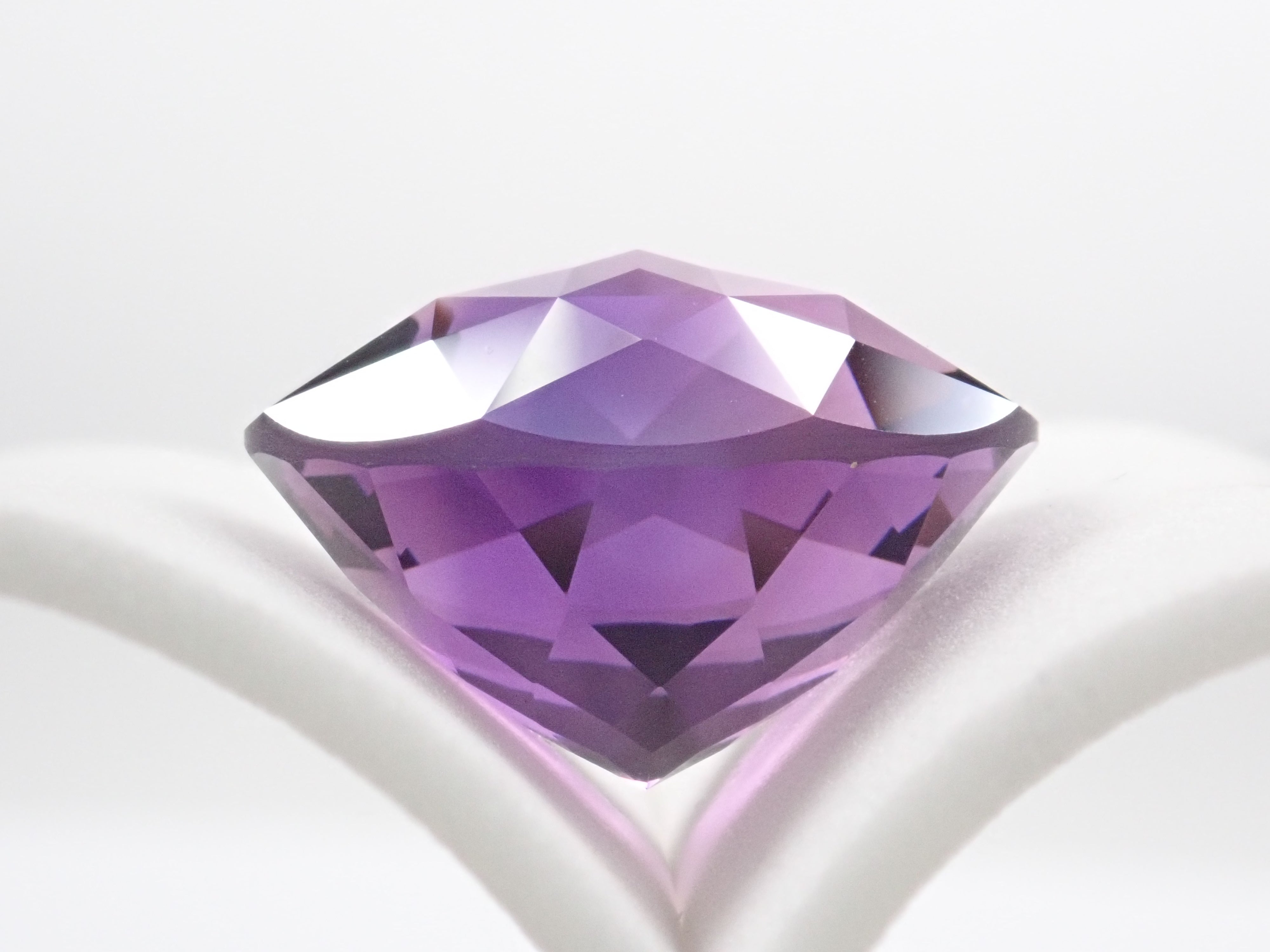 【カメリアカット】カラーシフトアメジスト 20mm/26.815ct《コラボ》ルース ワッペン付