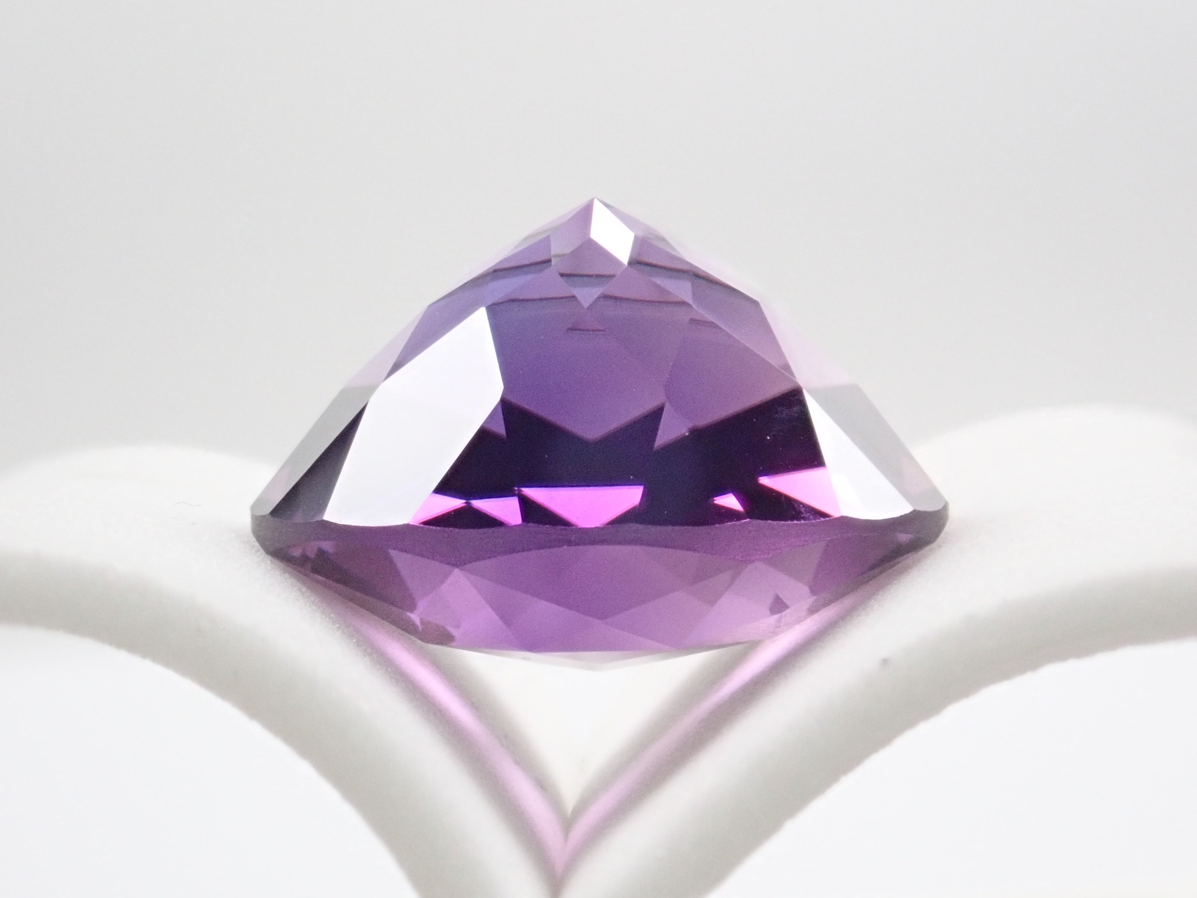 【カメリアカット】カラーシフトアメジスト 20mm/26.815ct《コラボ》ルース ワッペン付