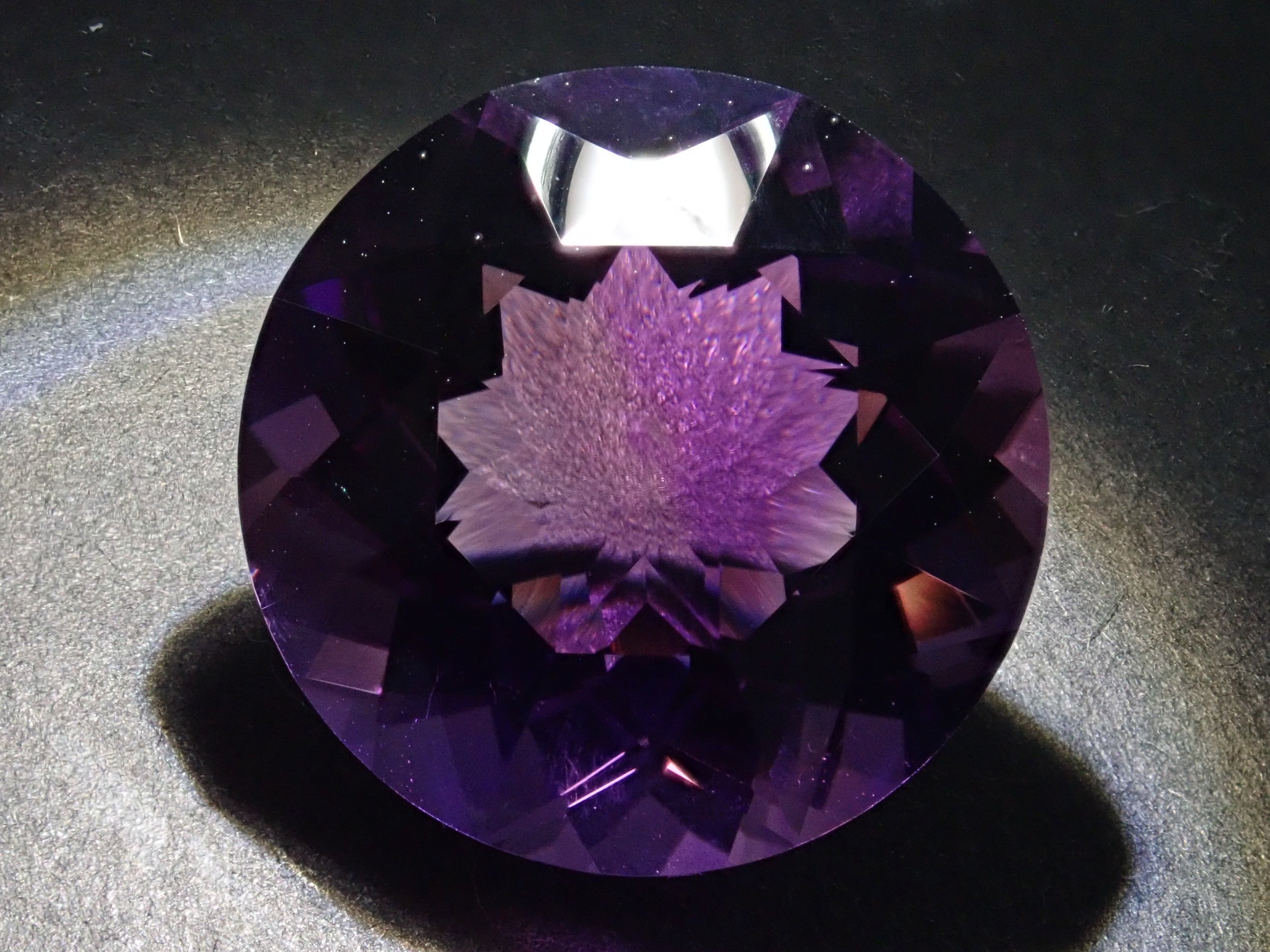 【カメリアカット】カラーシフトアメジスト 20mm/26.815ct《コラボ》ルース ワッペン付