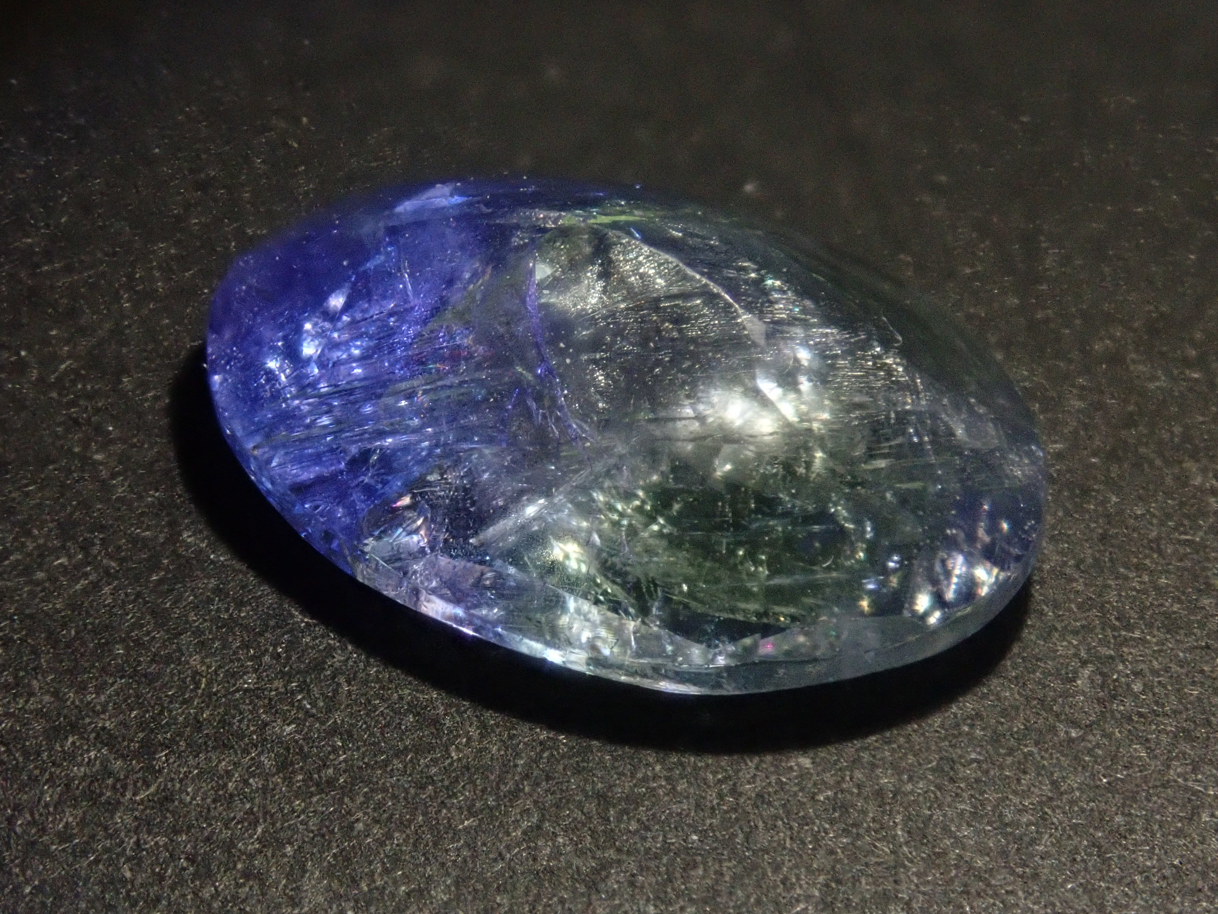 【12/5 22時販売】タンザニア産バイカラータンザナイト(虹入り) 6.351ctルース