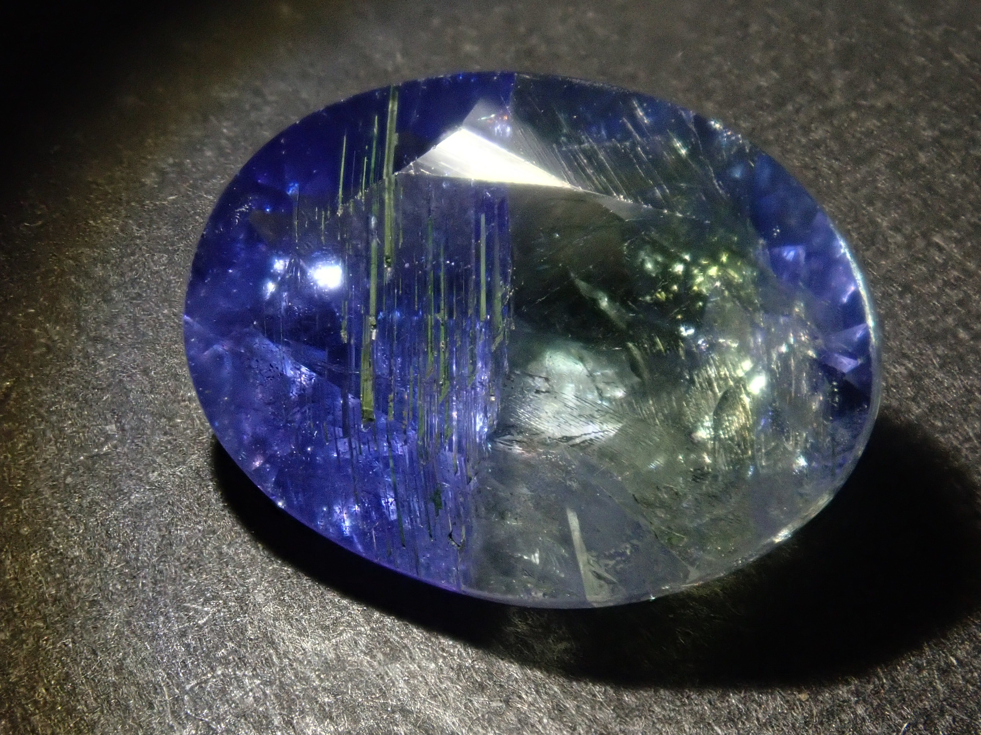 【12/5 22時販売】タンザニア産バイカラータンザナイト(虹入り) 6.351ctルース