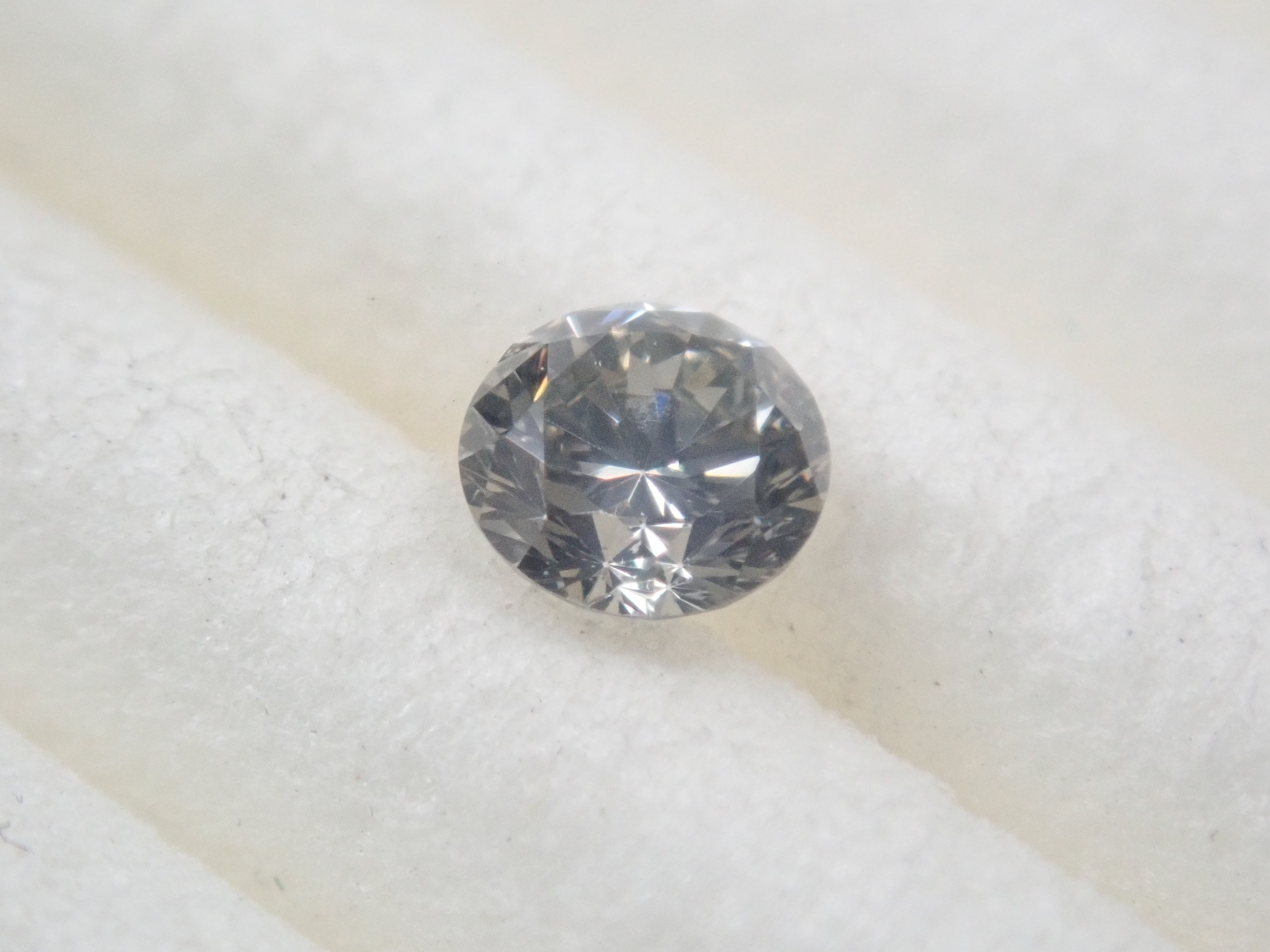 グレーダイヤモンド 0.127ctルース(FANCY YELLOWISH GRAY, SI1)