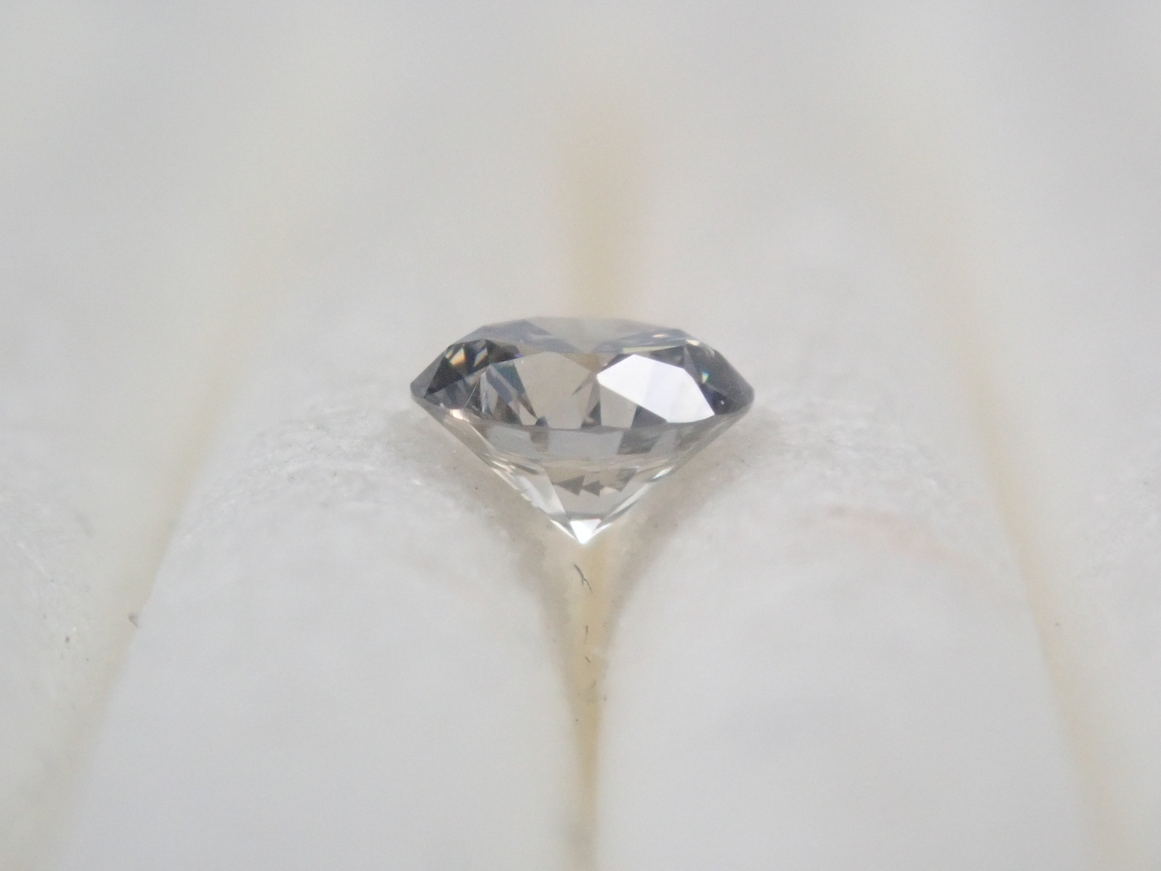 グレーダイヤモンド 0.127ctルース(FANCY YELLOWISH GRAY, SI1)