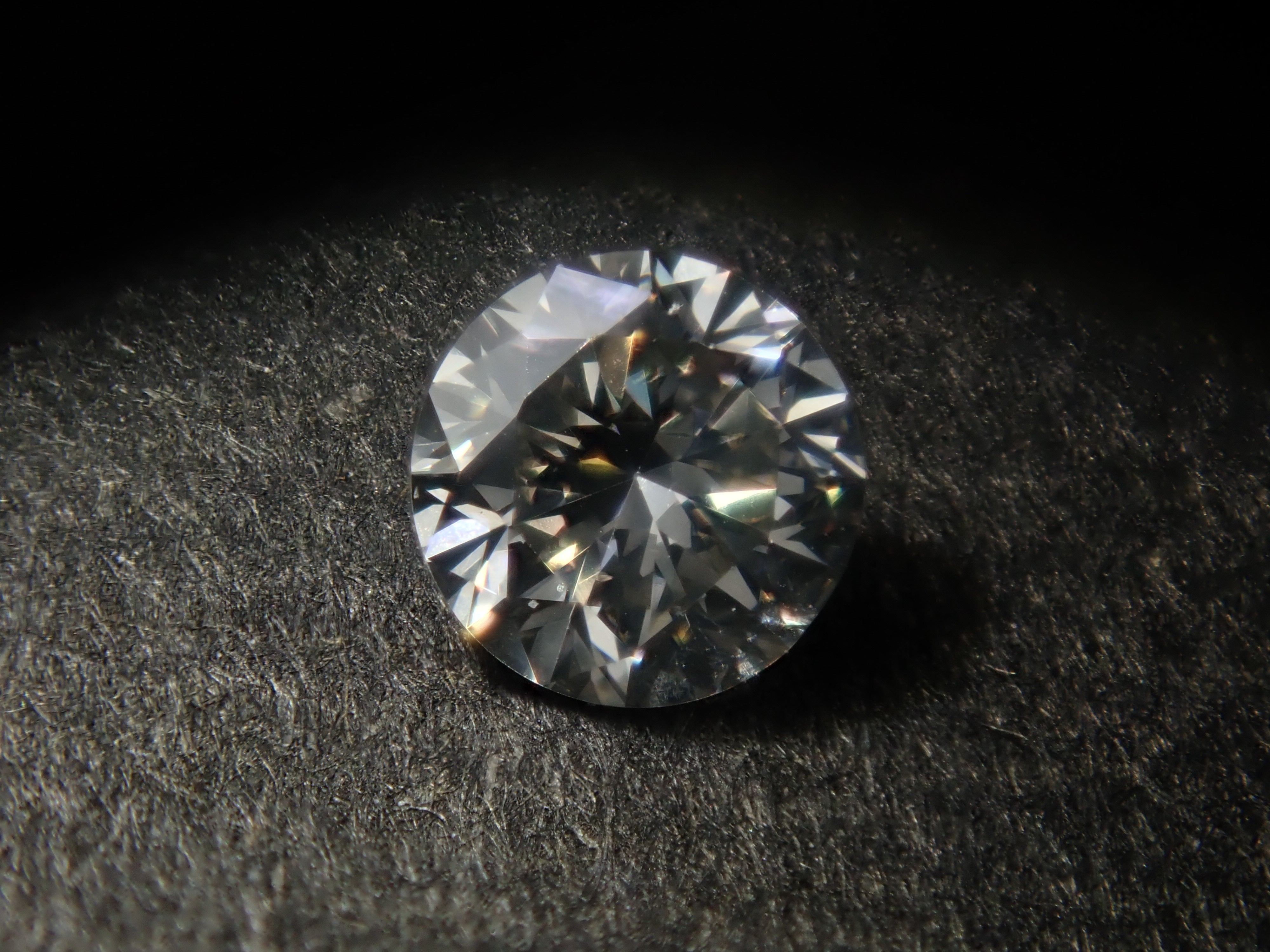 グレーダイヤモンド 0.127ctルース(FANCY YELLOWISH GRAY, SI1)