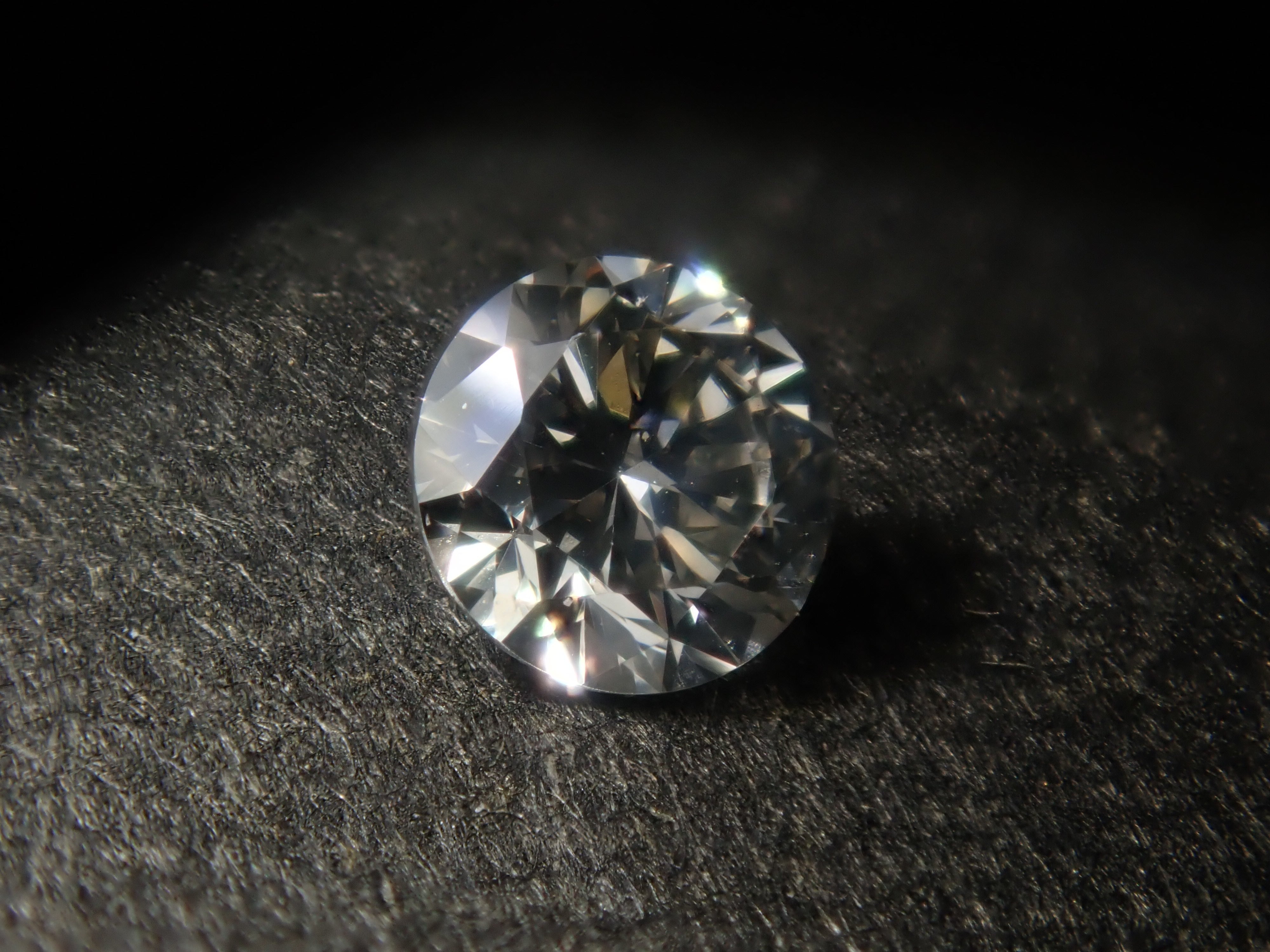 グレーダイヤモンド 0.127ctルース(FANCY YELLOWISH GRAY, SI1)