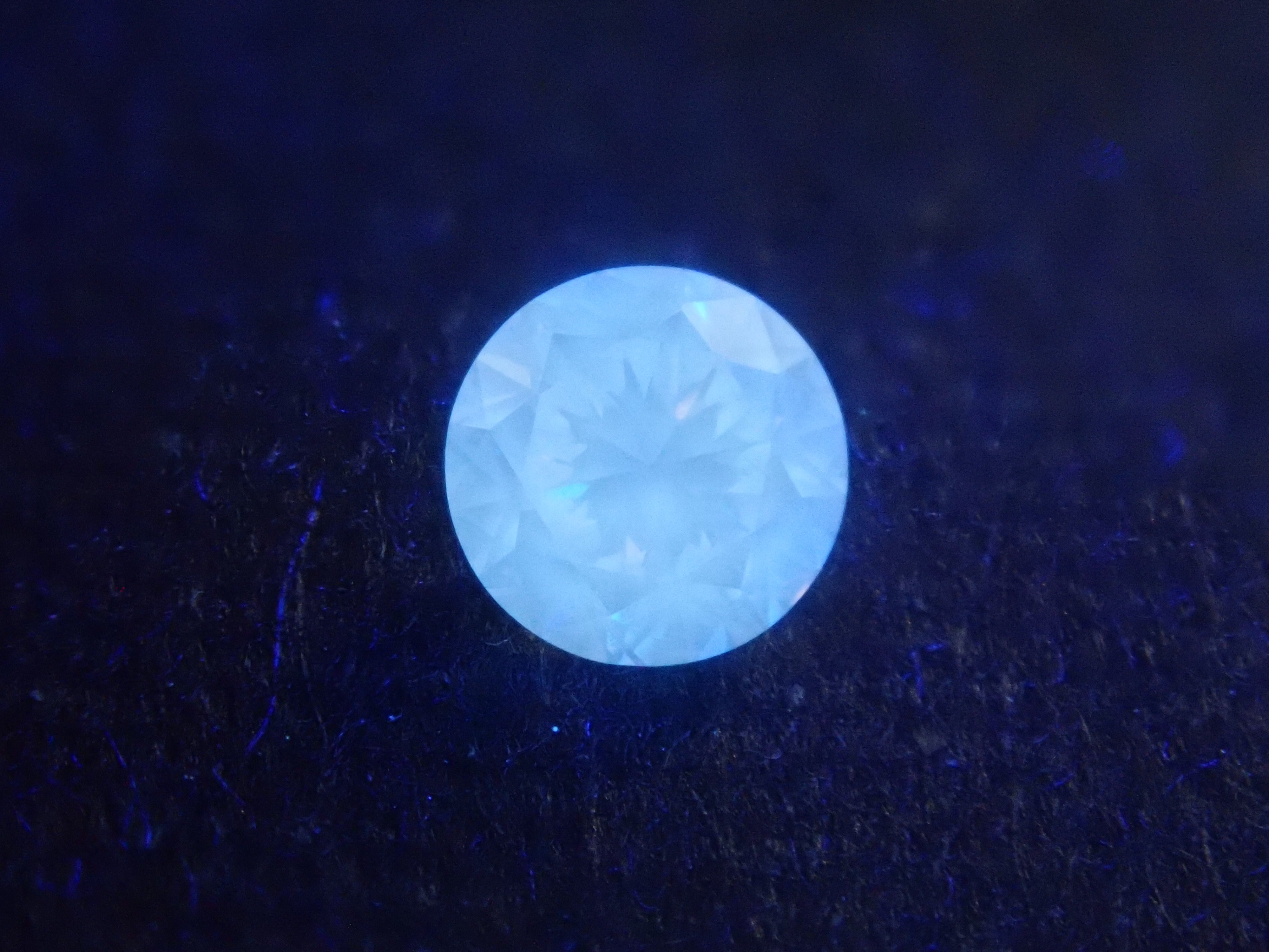 グレーダイヤモンド 0.127ctルース(FANCY YELLOWISH GRAY, SI1)