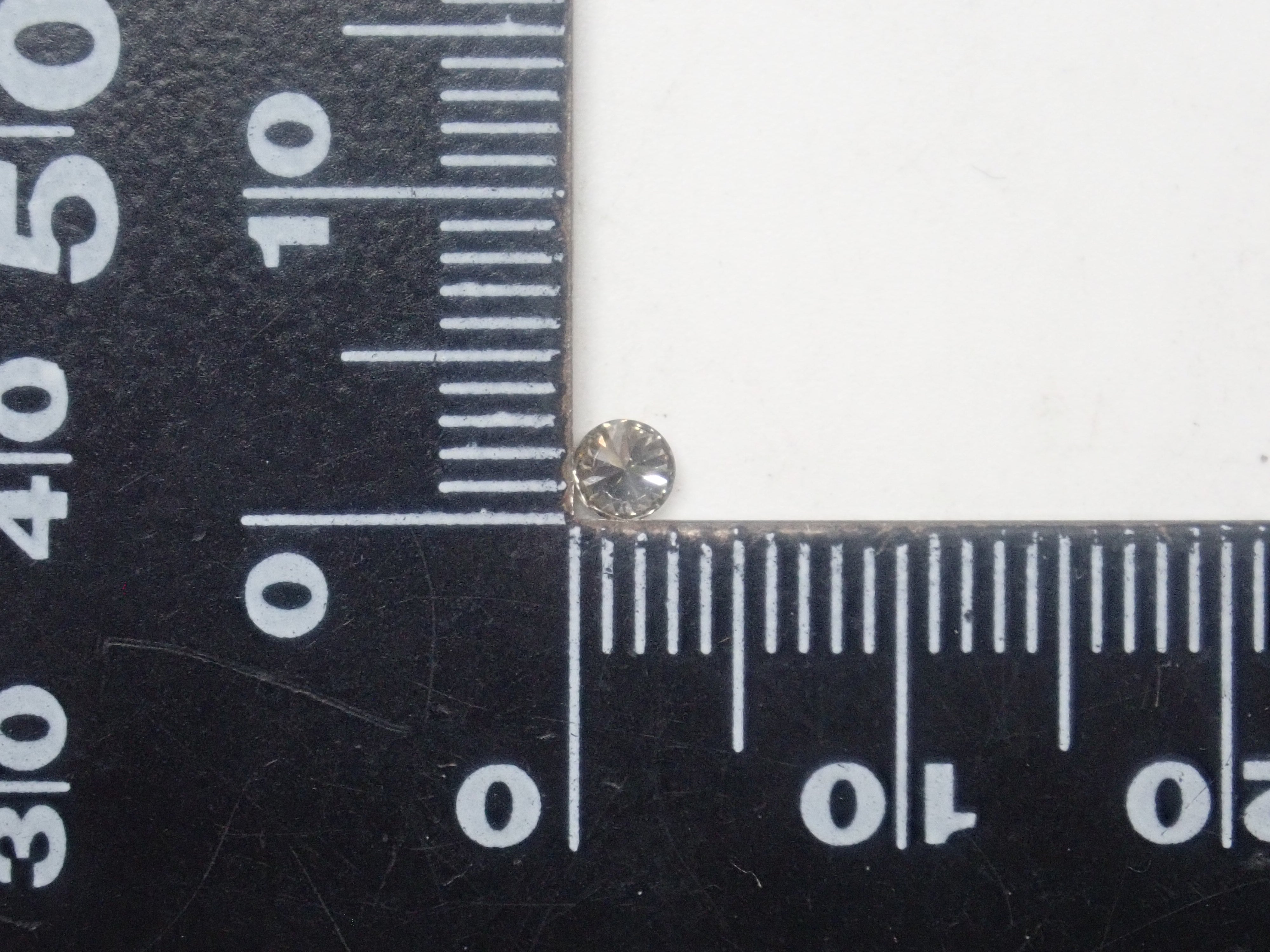 グレーダイヤモンド 0.127ctルース(FANCY YELLOWISH GRAY, SI1)