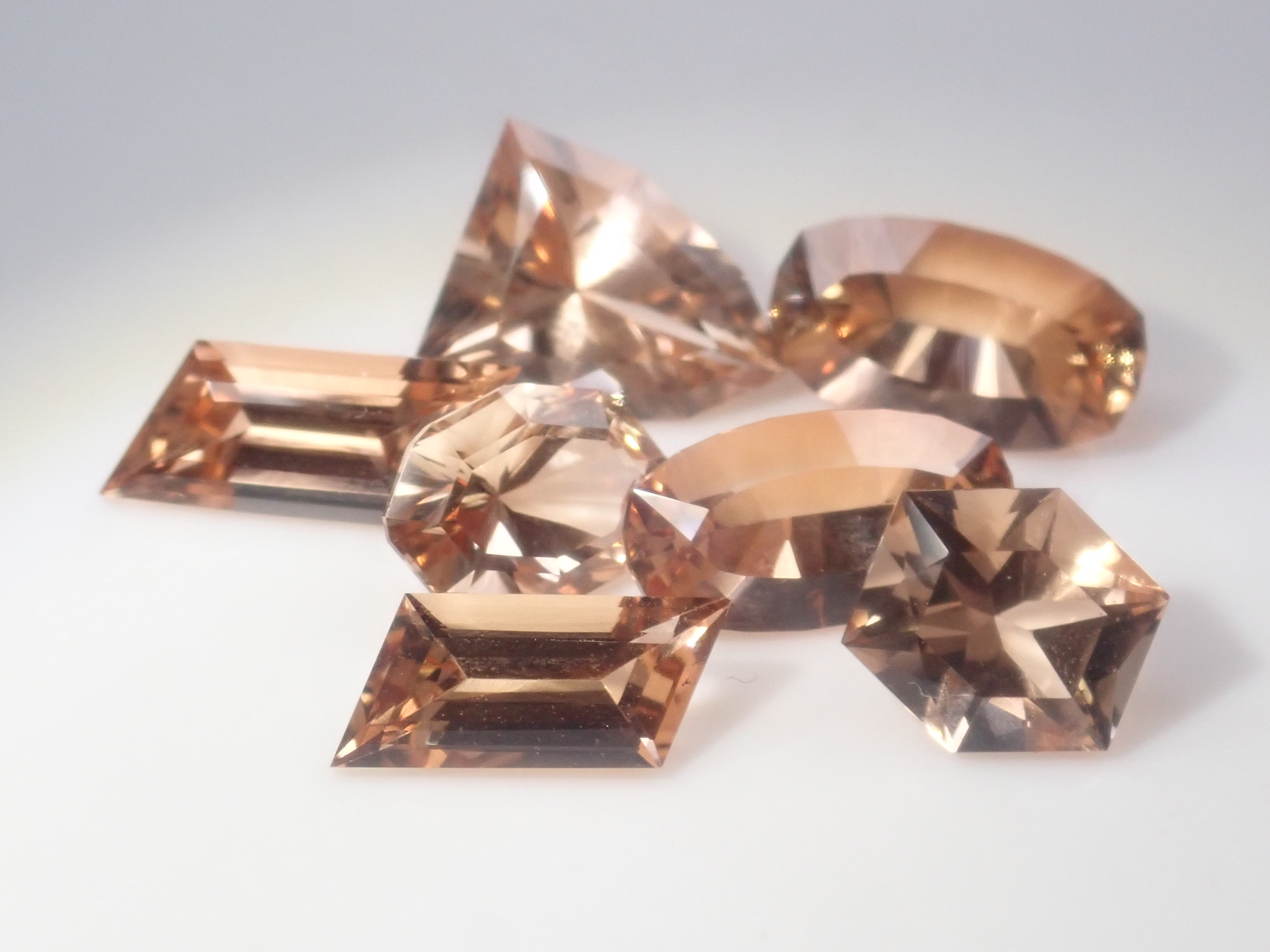 【11/2 22時販売開始】《限定10石》甲州貴石切子(桜切子)のスカイブルートパーズ8.16ctなどが当たる11月誕生石トパーズガチャ💎《複数購入割引有》