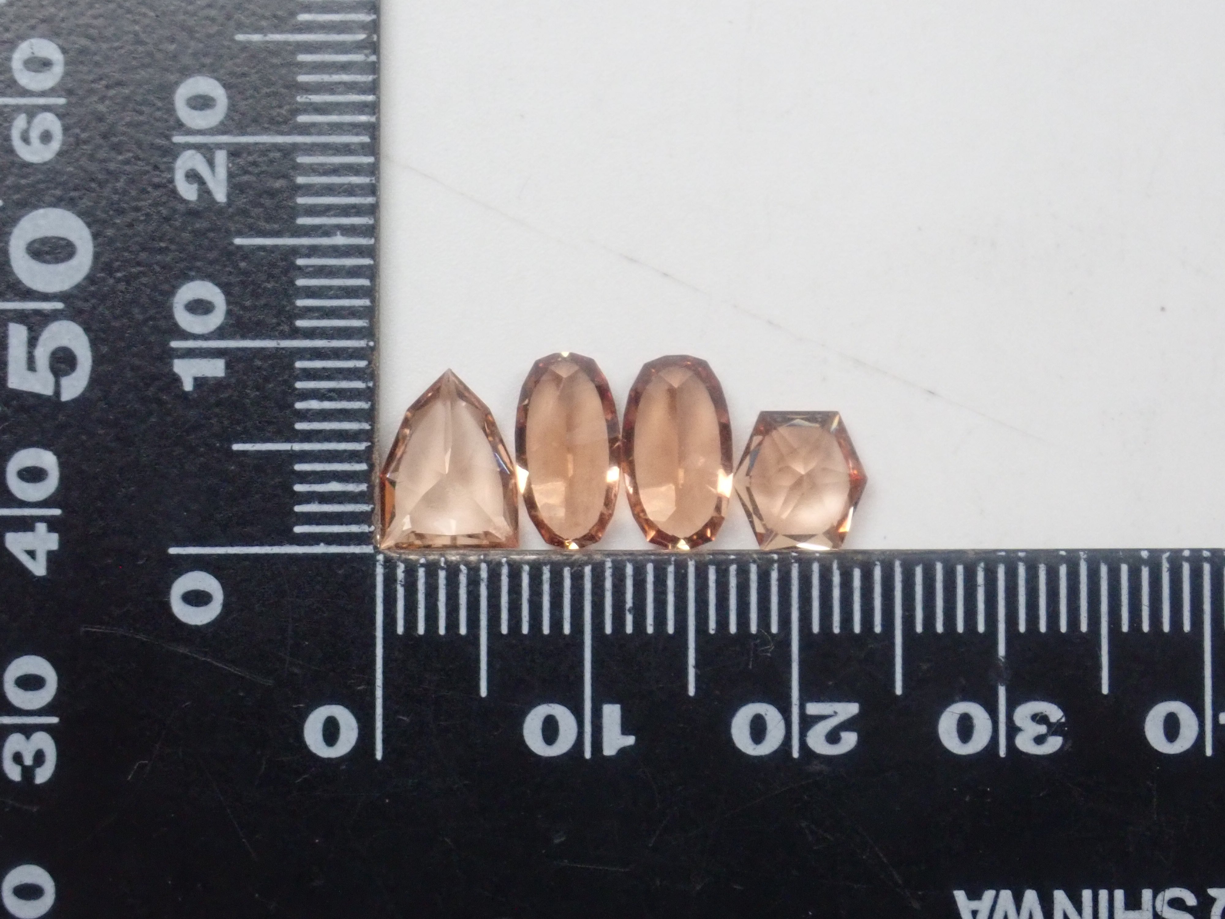 【11/2 22時販売開始】《限定10石》甲州貴石切子(桜切子)のスカイブルートパーズ8.16ctなどが当たる11月誕生石トパーズガチャ💎《複数購入割引有》