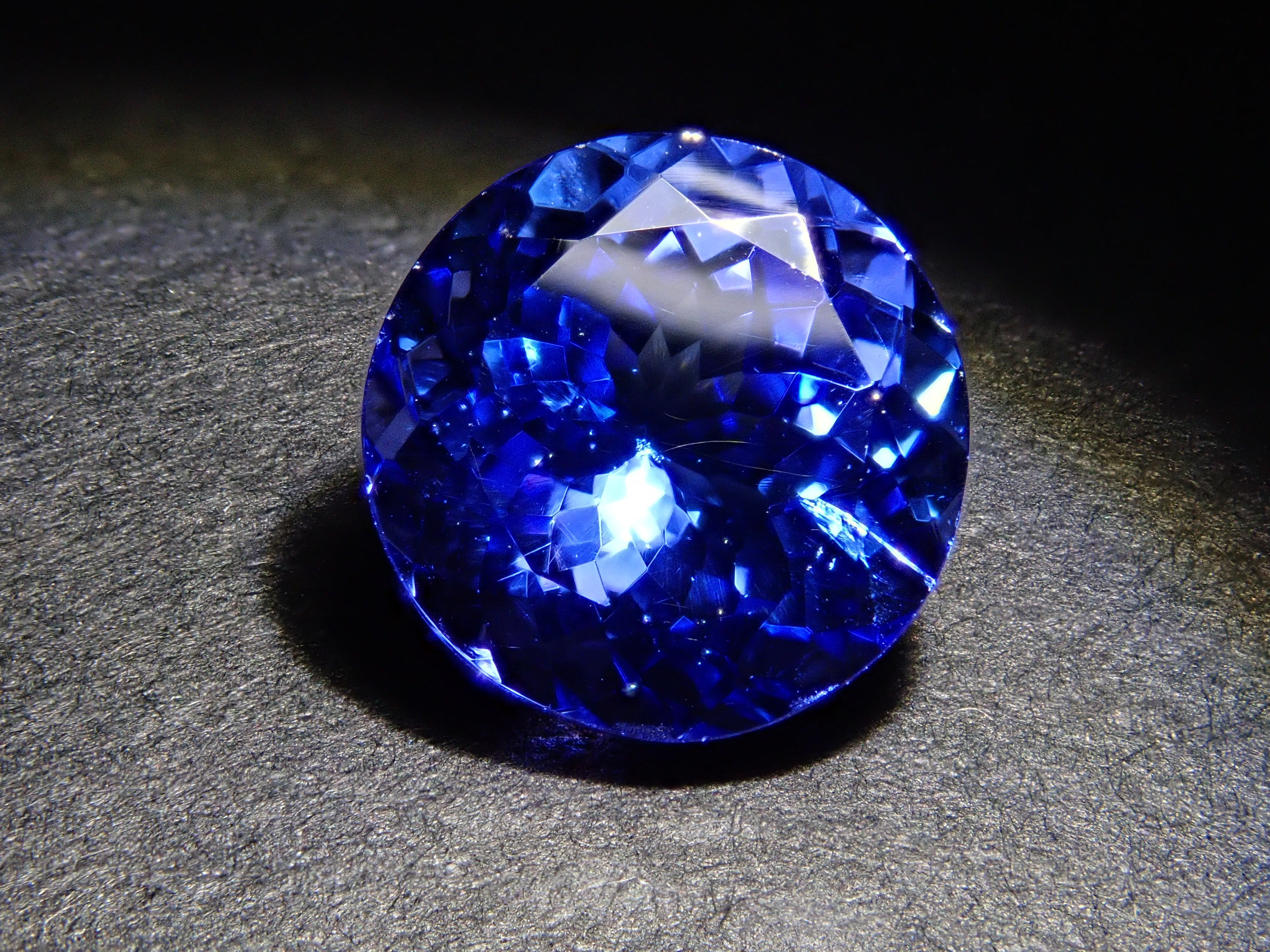 【11月23日晚間10點開賣】坦尚尼亞產坦桑石,7.4毫米/1.747克拉,裸石