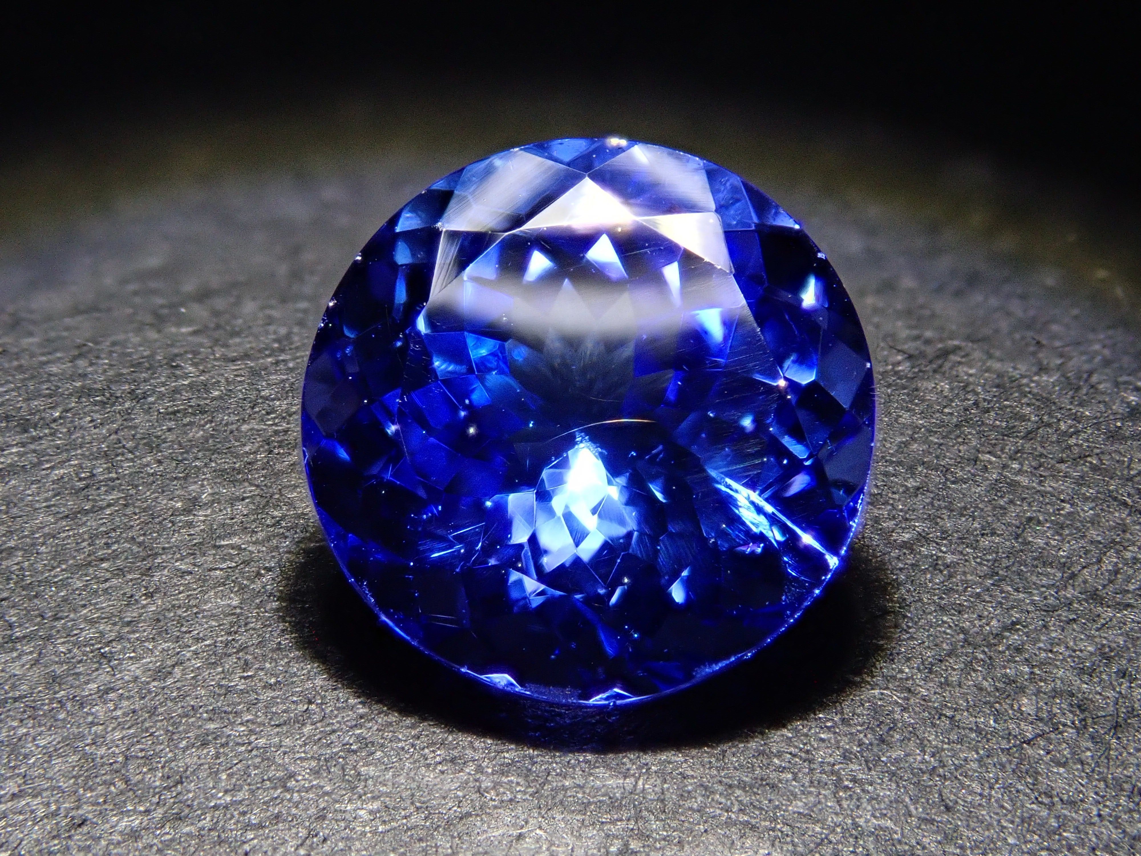 【11月23日晚間10點開賣】坦尚尼亞產坦桑石,7.4毫米/1.747克拉,裸石