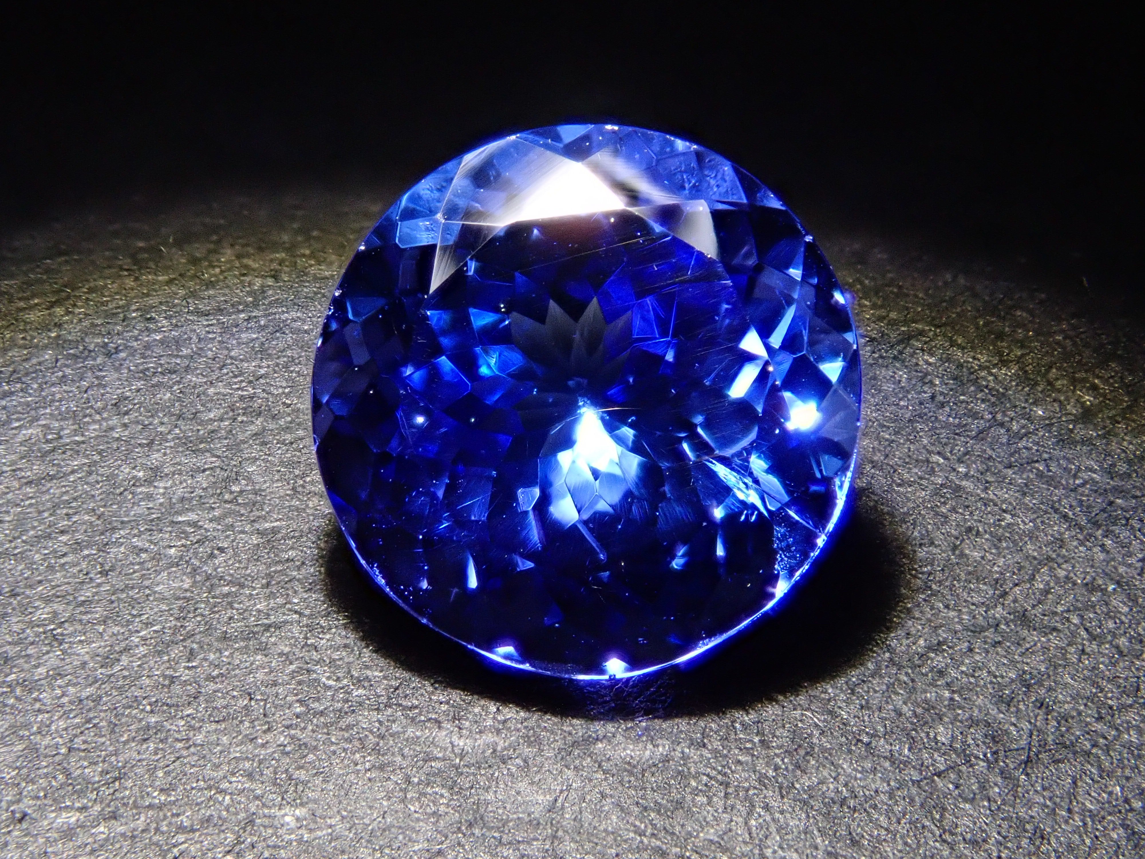 【11月23日晚間10點開賣】坦尚尼亞產坦桑石,7.4毫米/1.747克拉,裸石