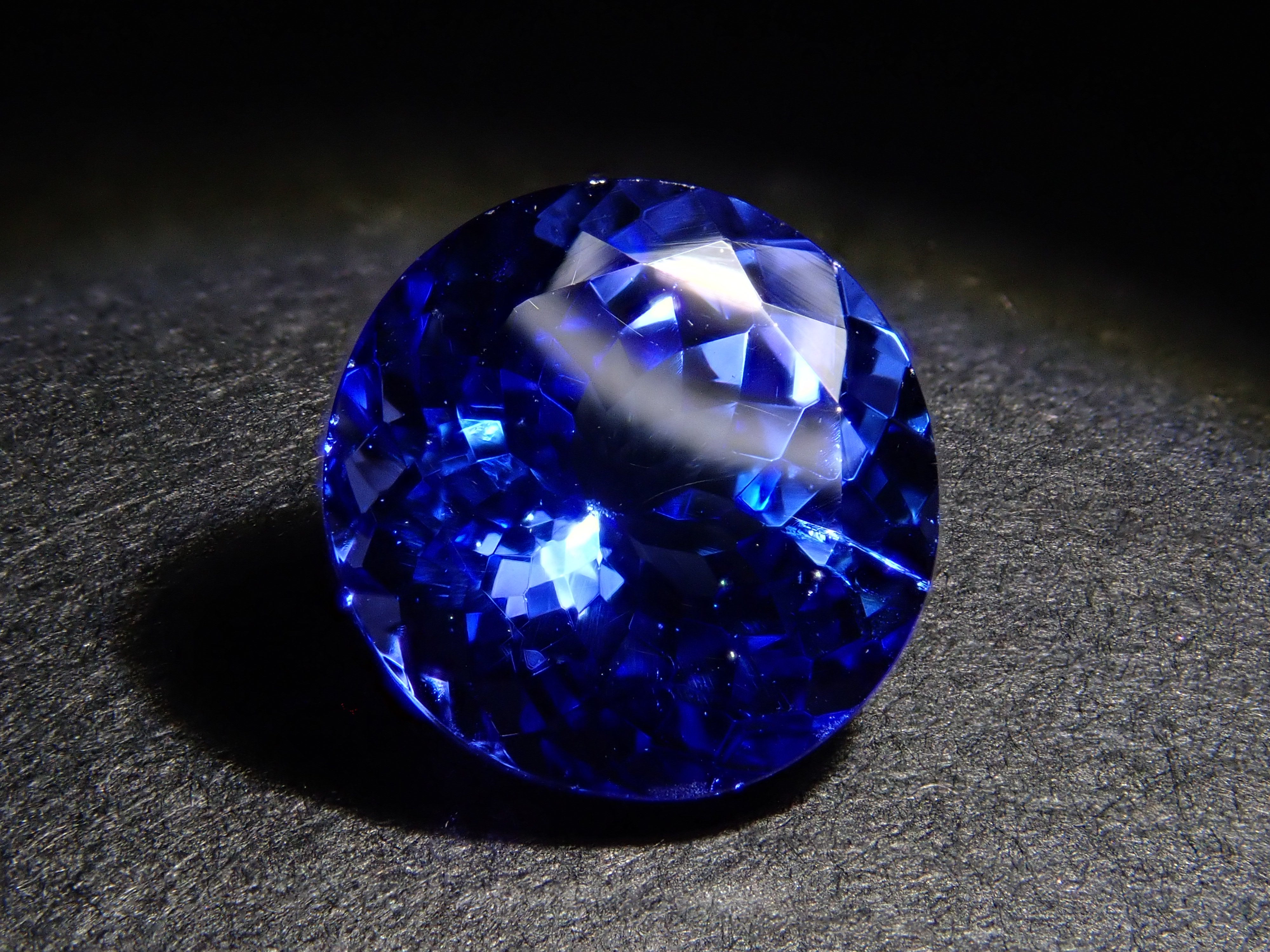 【11月23日晚間10點開賣】坦尚尼亞產坦桑石,7.4毫米/1.747克拉,裸石