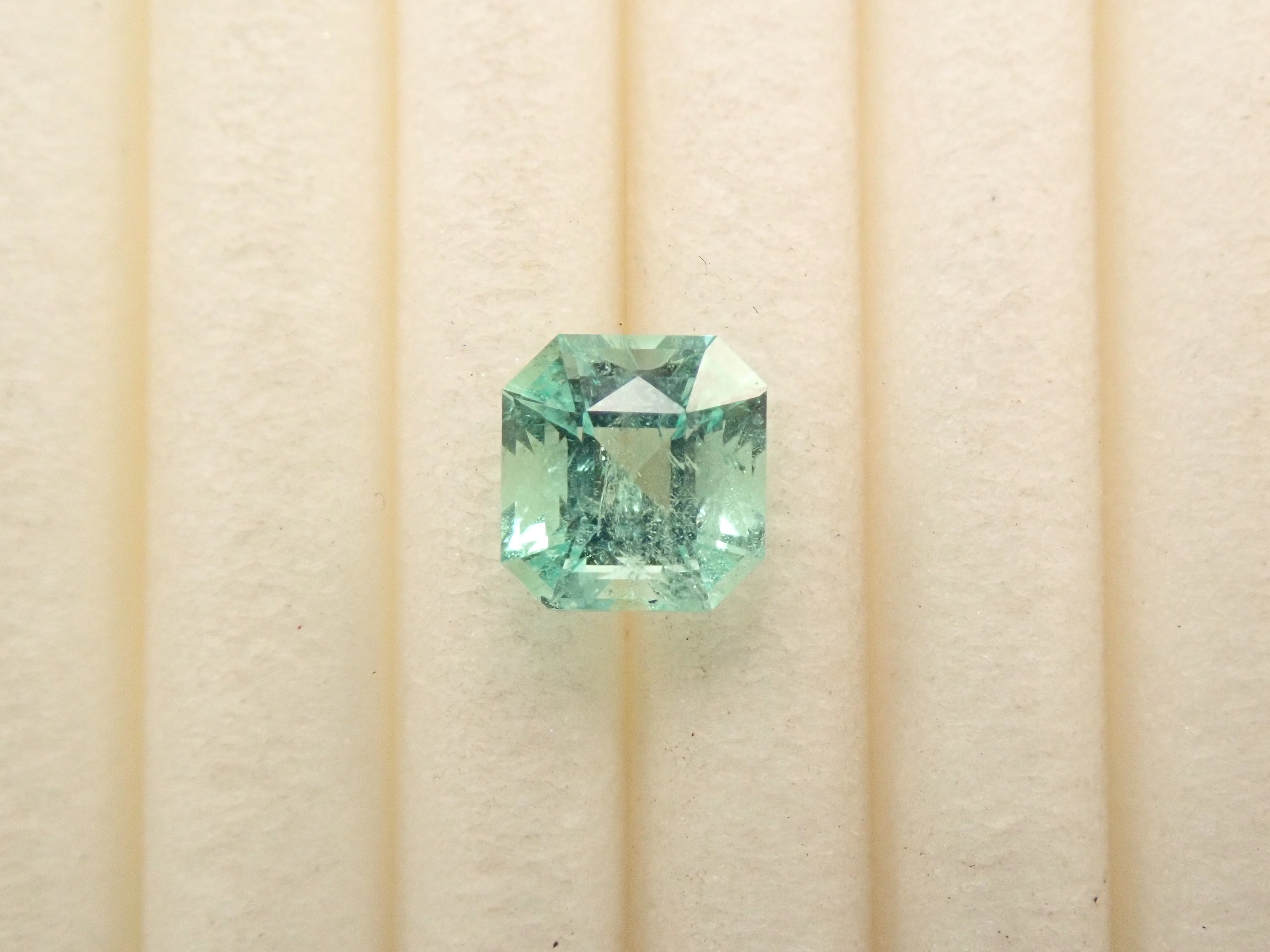 ブラジル産ミントカラーエメラルド 0.491ctルース