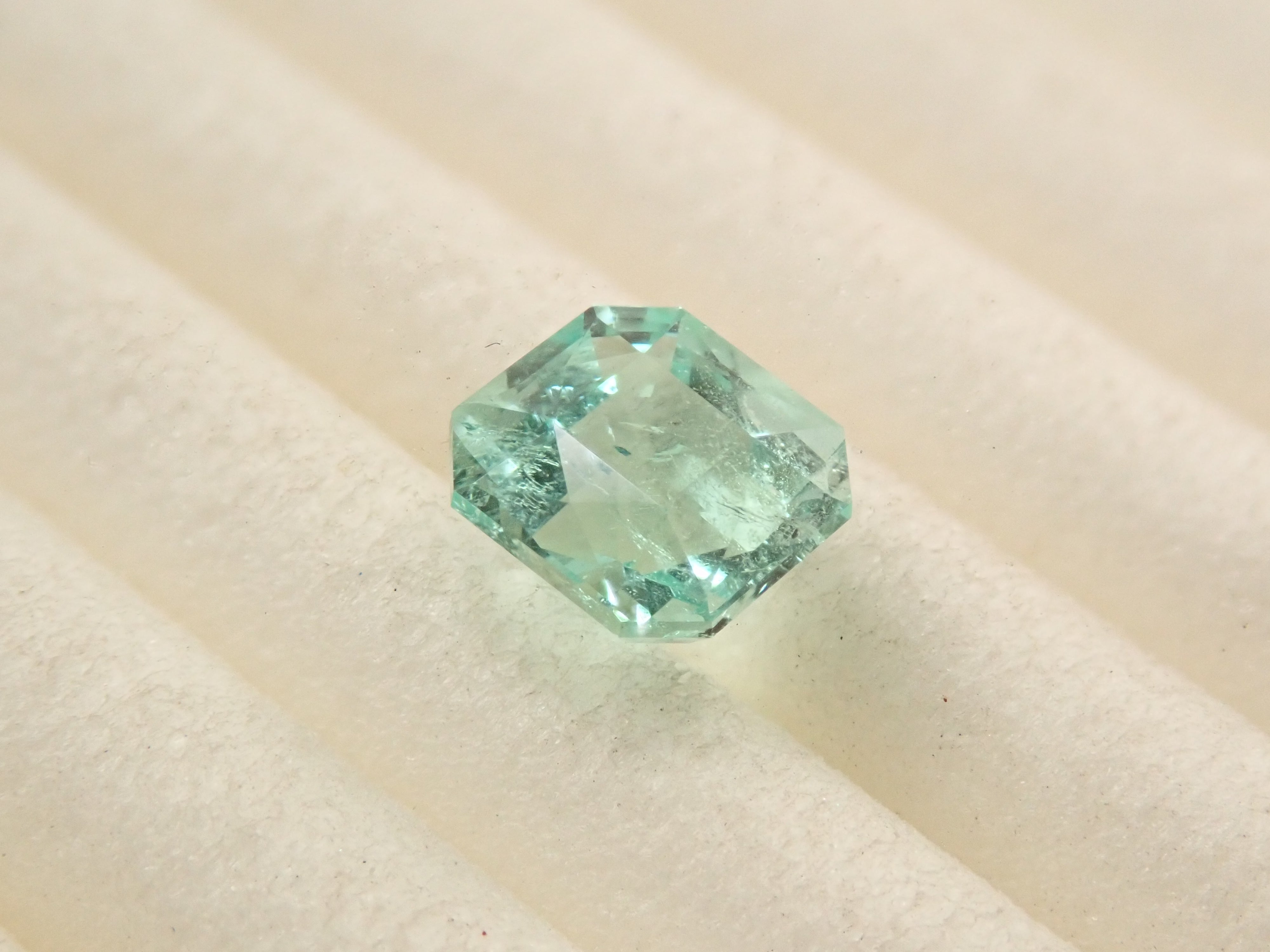 ブラジル産ミントカラーエメラルド 0.491ctルース