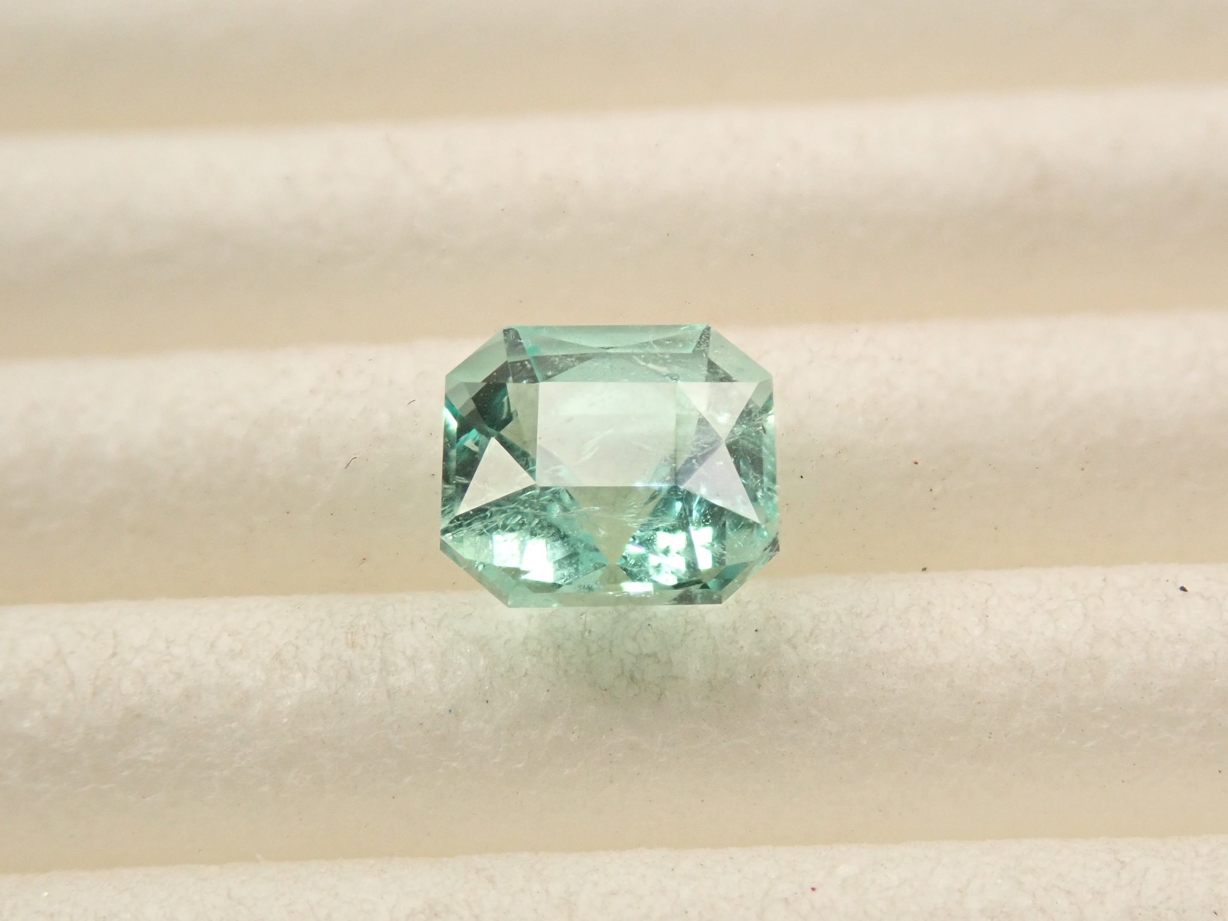 ブラジル産ミントカラーエメラルド 0.491ctルース