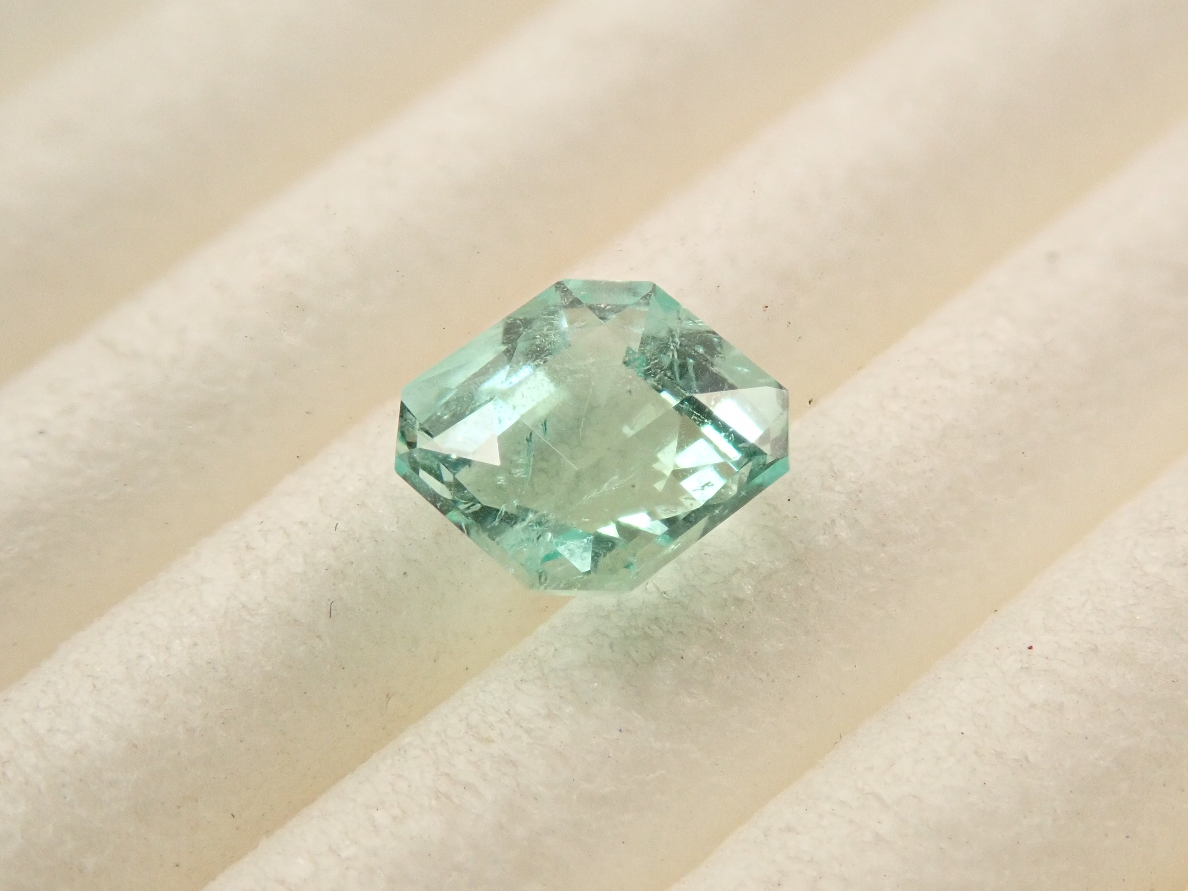 ブラジル産ミントカラーエメラルド 0.491ctルース