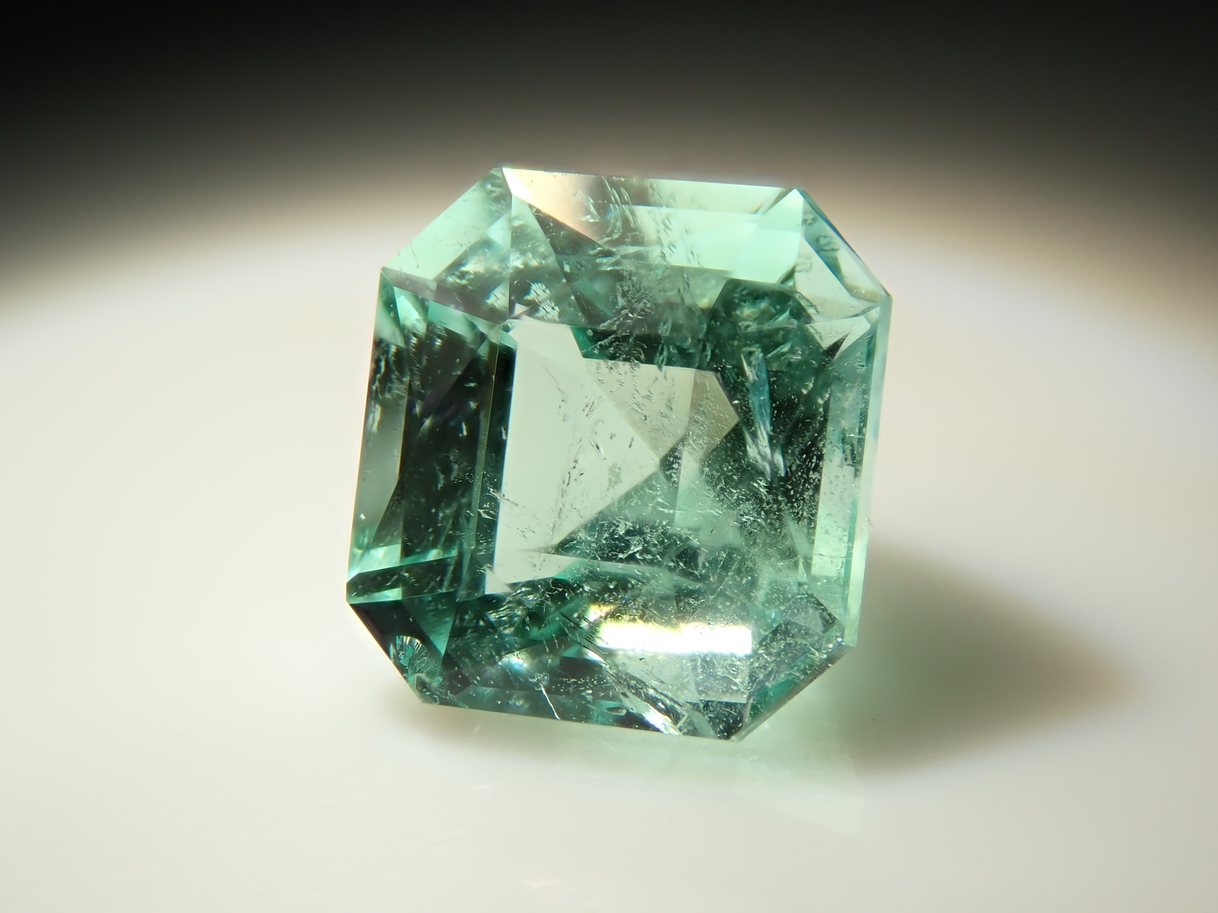 ブラジル産ミントカラーエメラルド 0.491ctルース