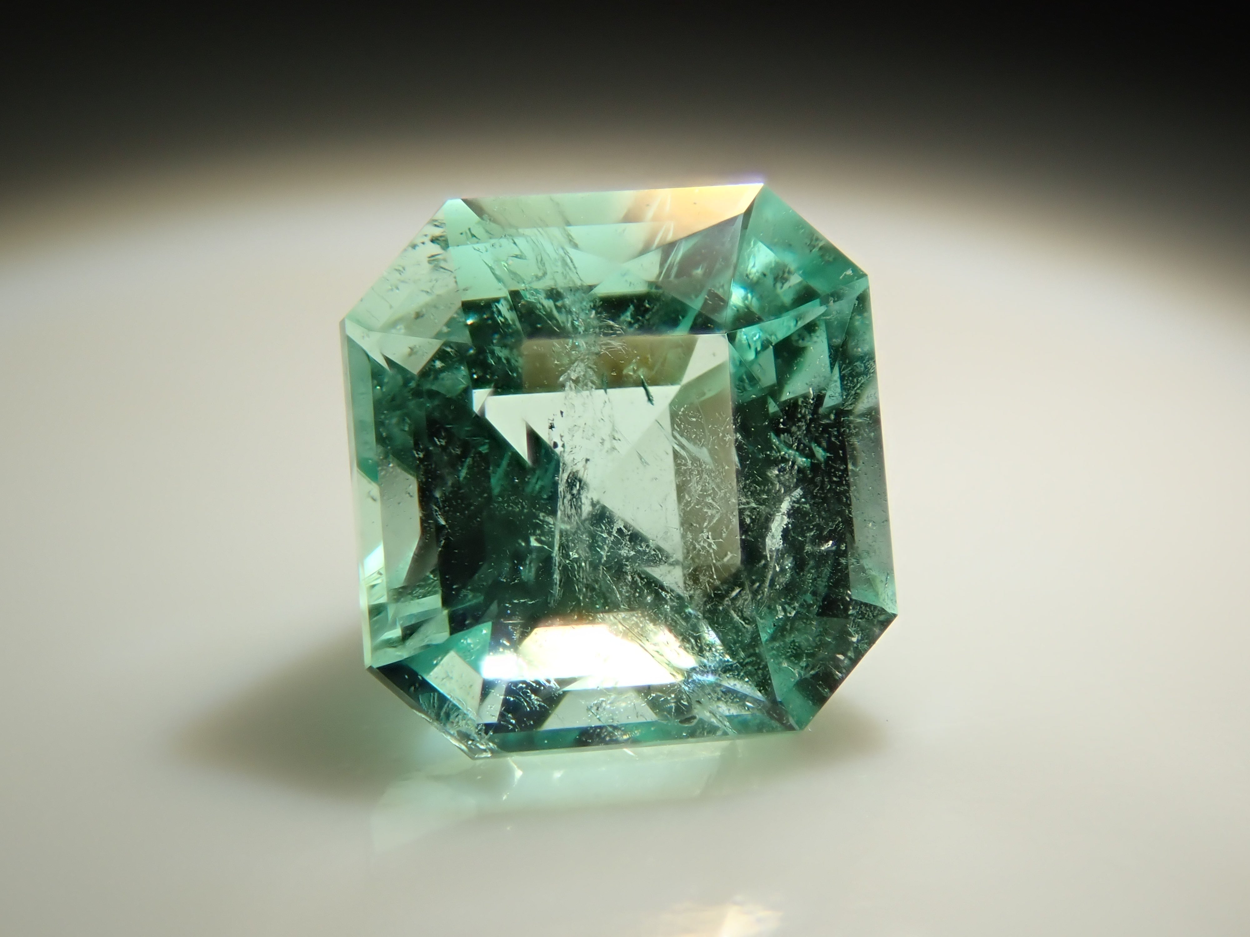 ブラジル産ミントカラーエメラルド 0.491ctルース