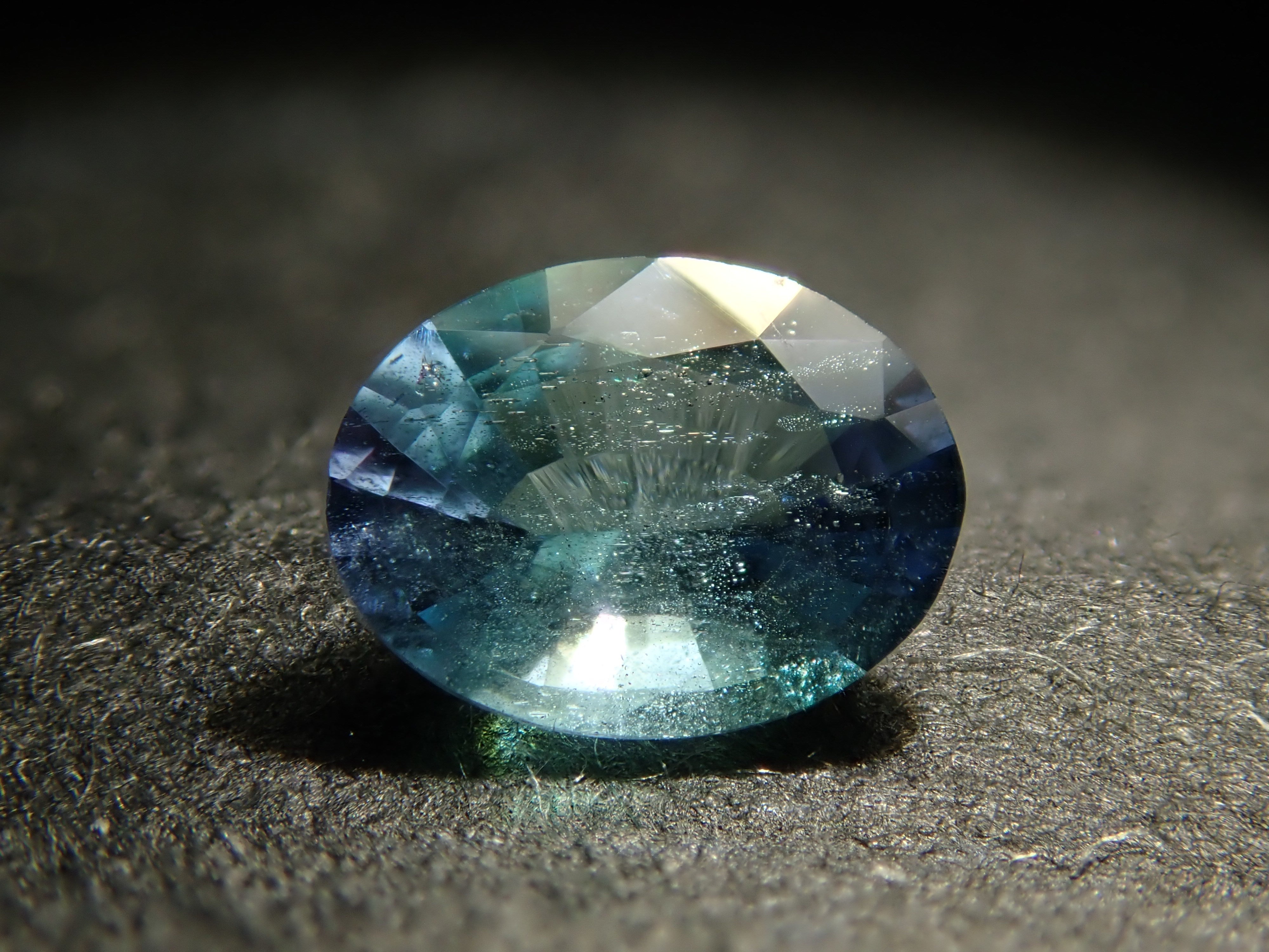 タンザニア産コーネルピン 0.241ctルース