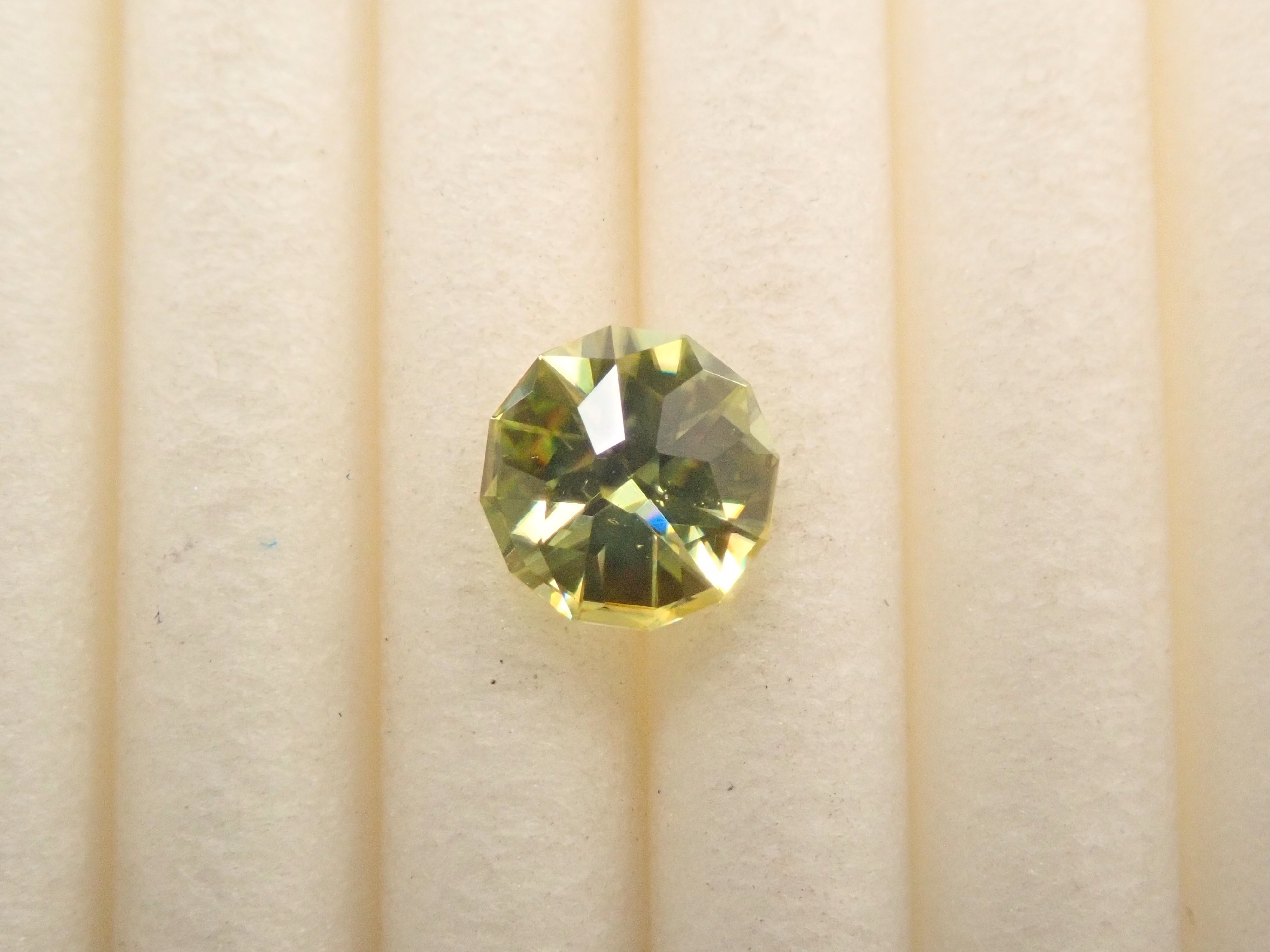 ジンバブエ産スフェーン 4.7mm/0.400ctルース