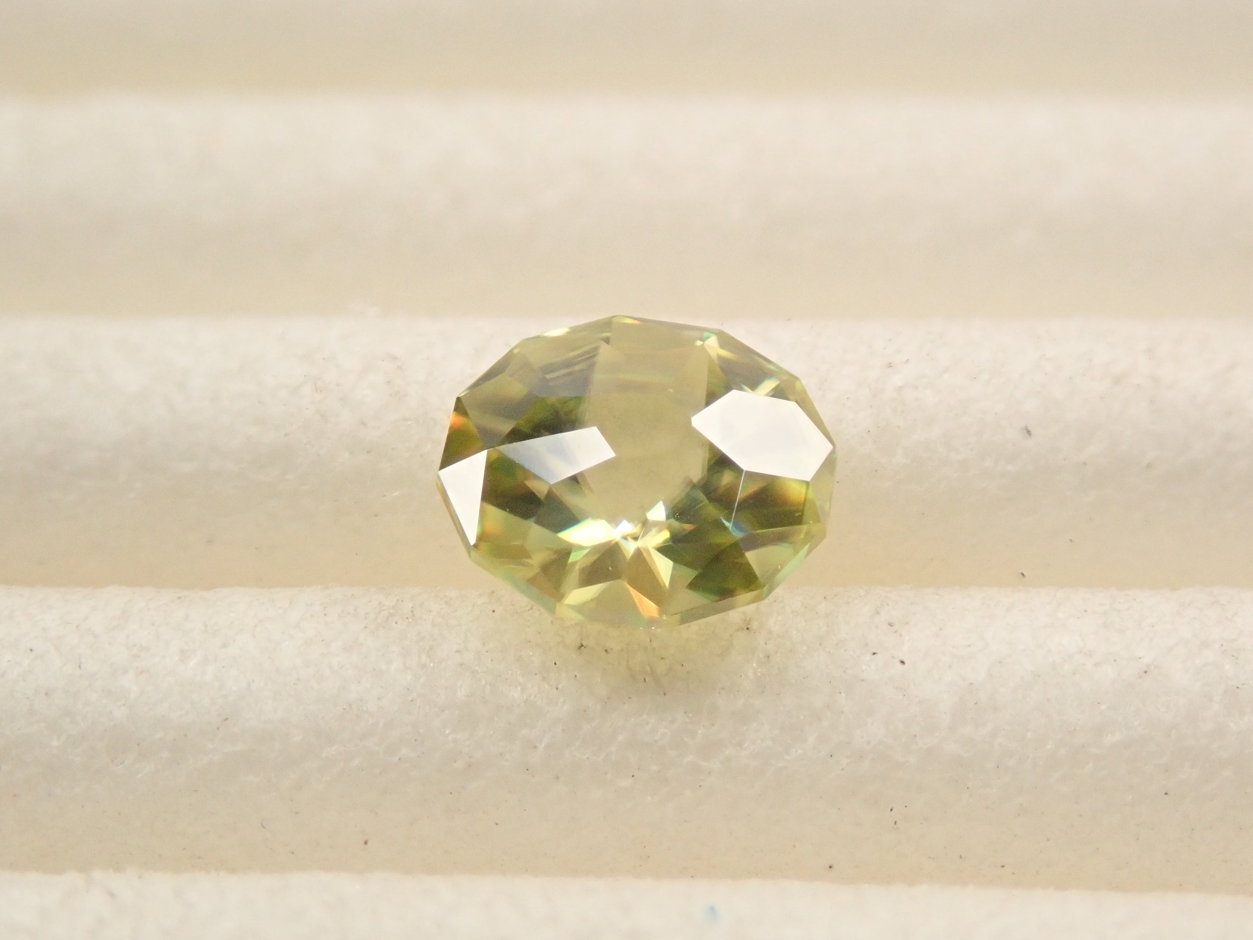 ジンバブエ産スフェーン 4.7mm/0.400ctルース