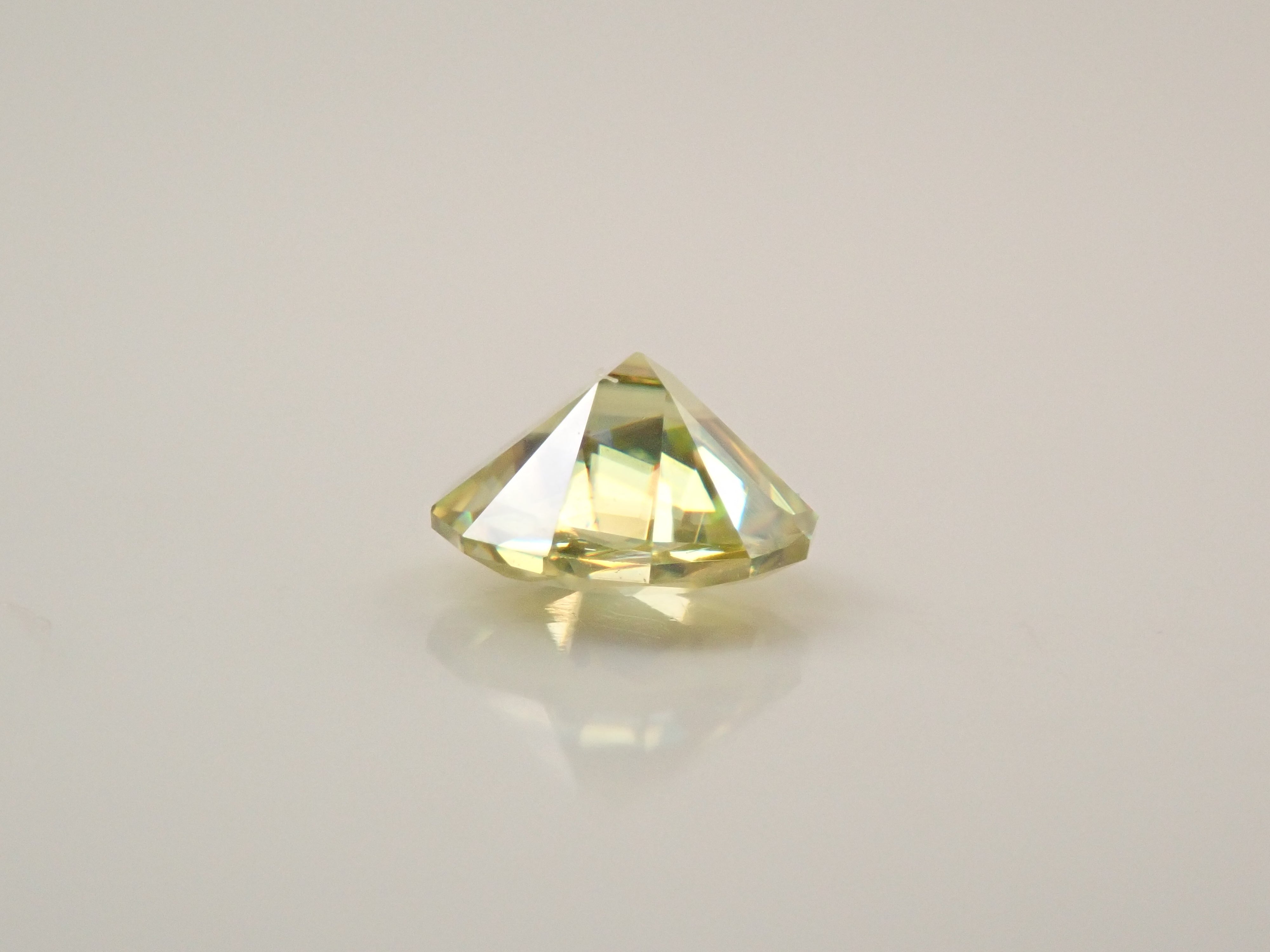 ジンバブエ産スフェーン 4.7mm/0.400ctルース