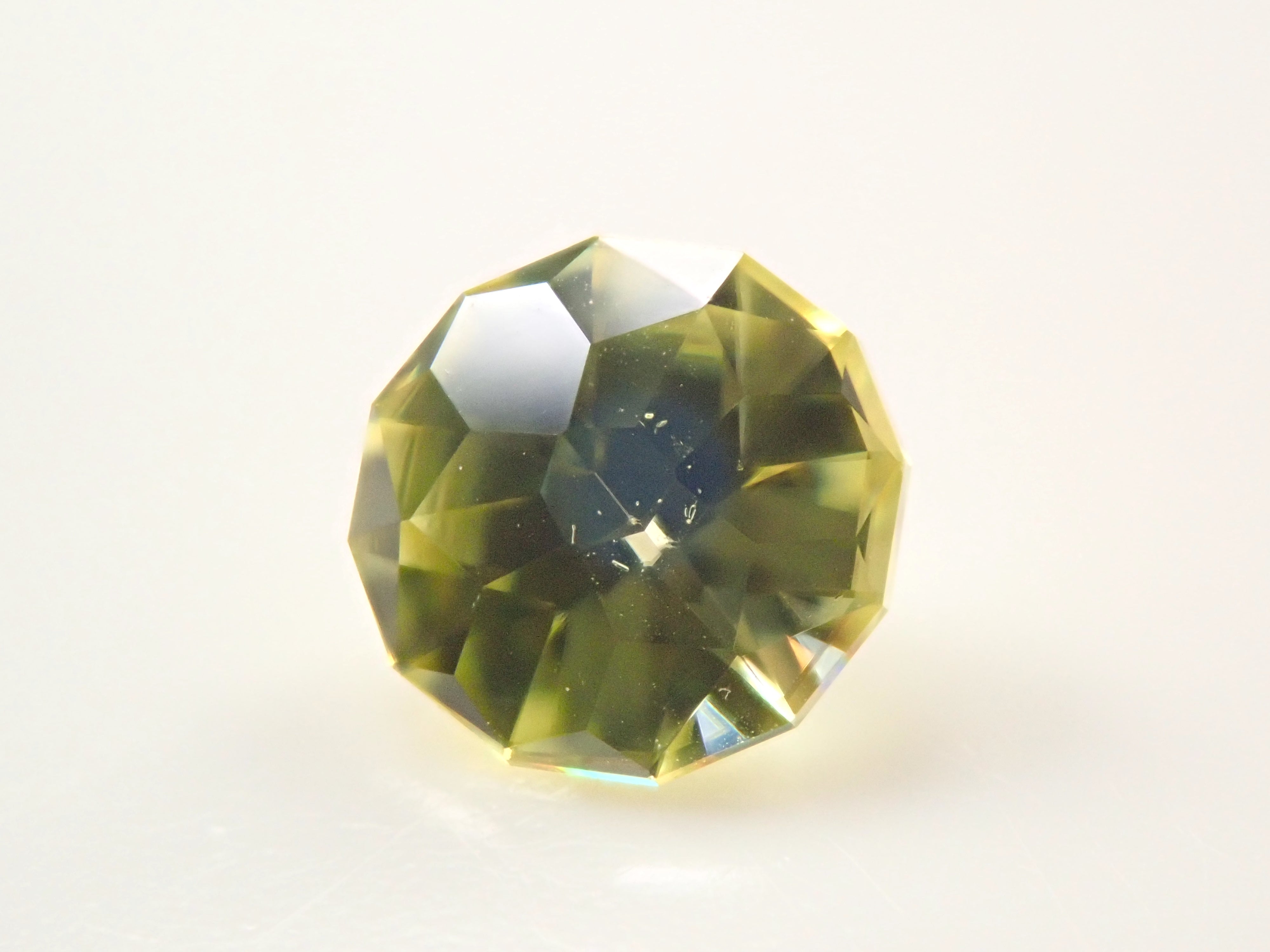 ジンバブエ産スフェーン 4.7mm/0.400ctルース