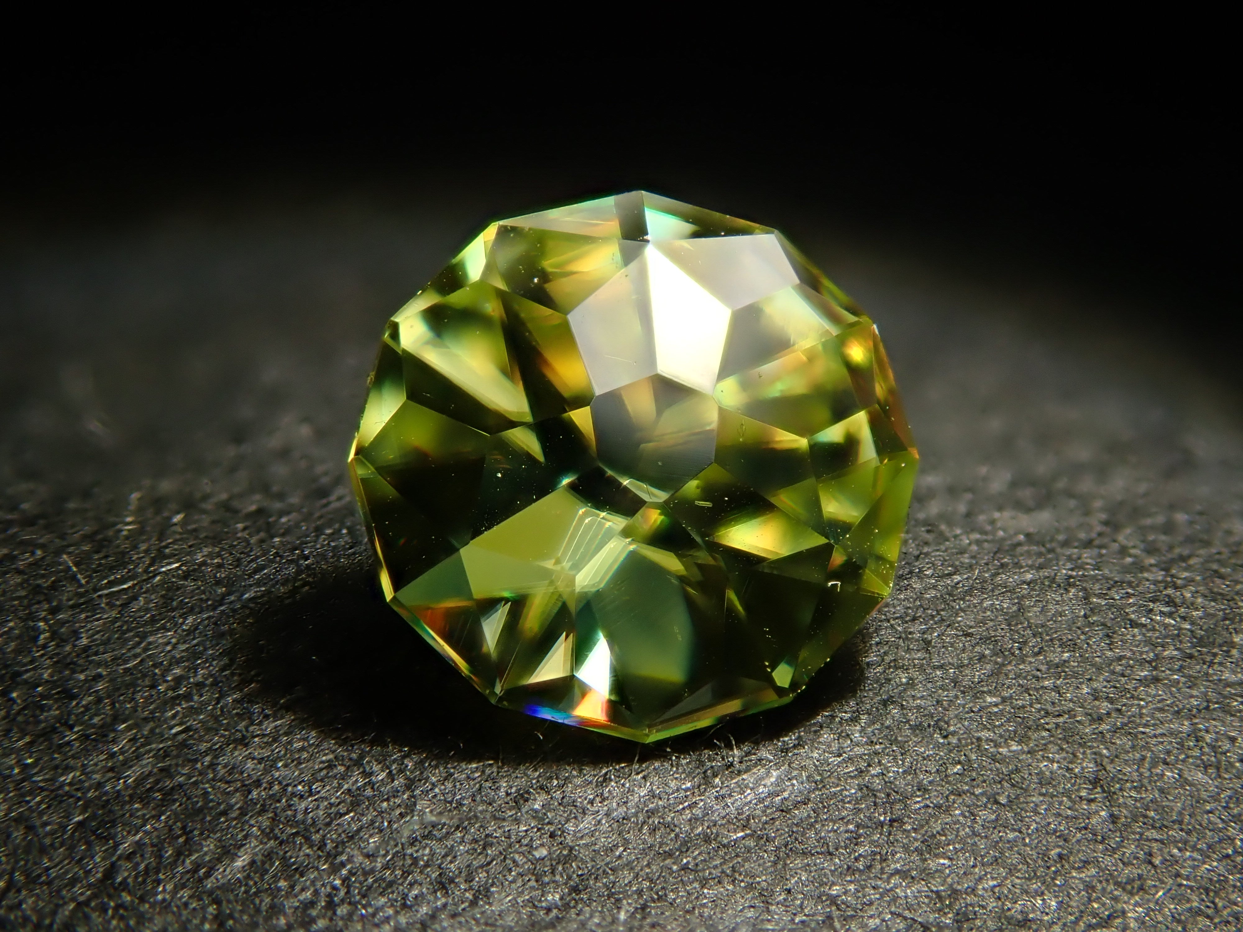 ジンバブエ産スフェーン 4.7mm/0.400ctルース