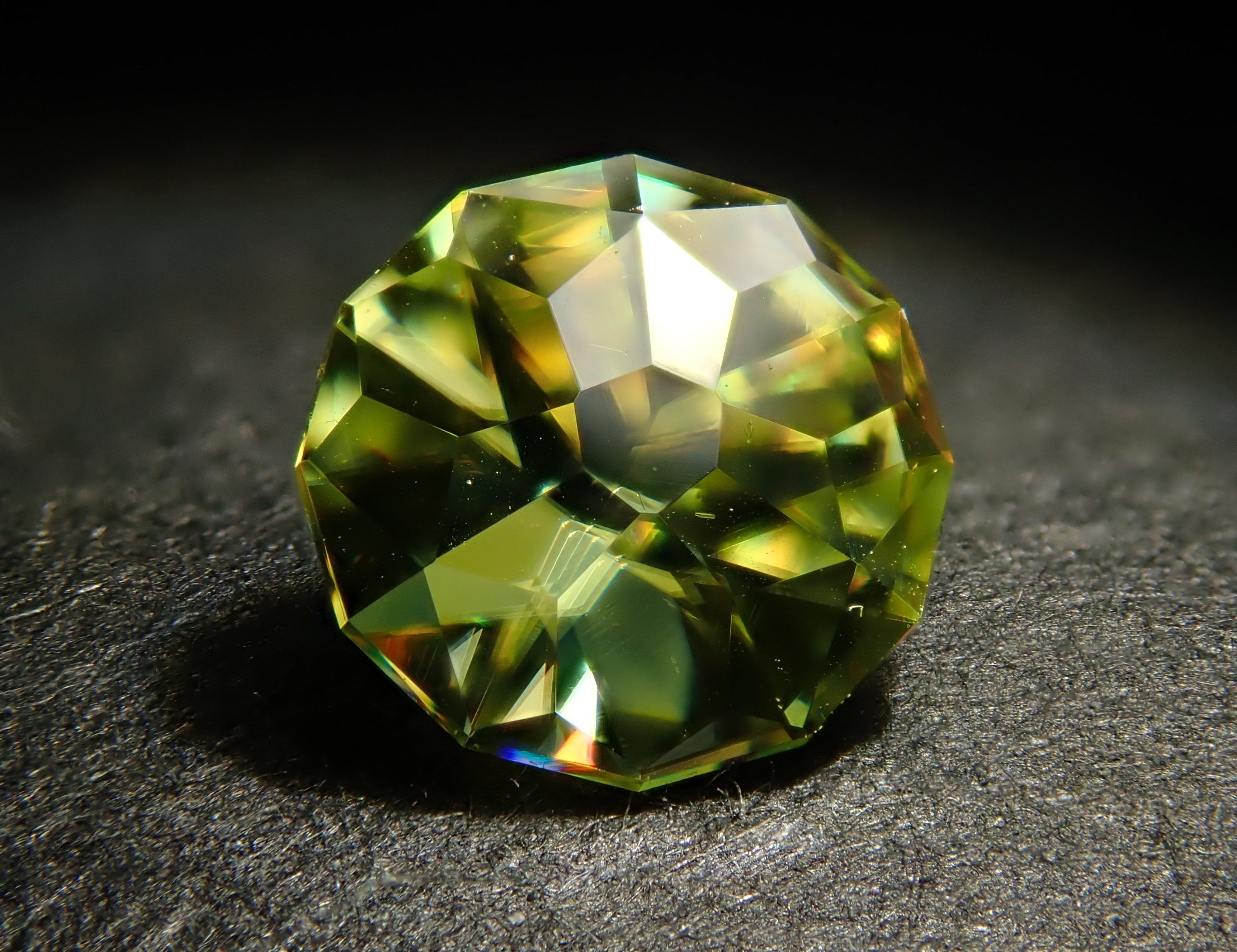 ジンバブエ産スフェーン 4.7mm/0.400ctルース