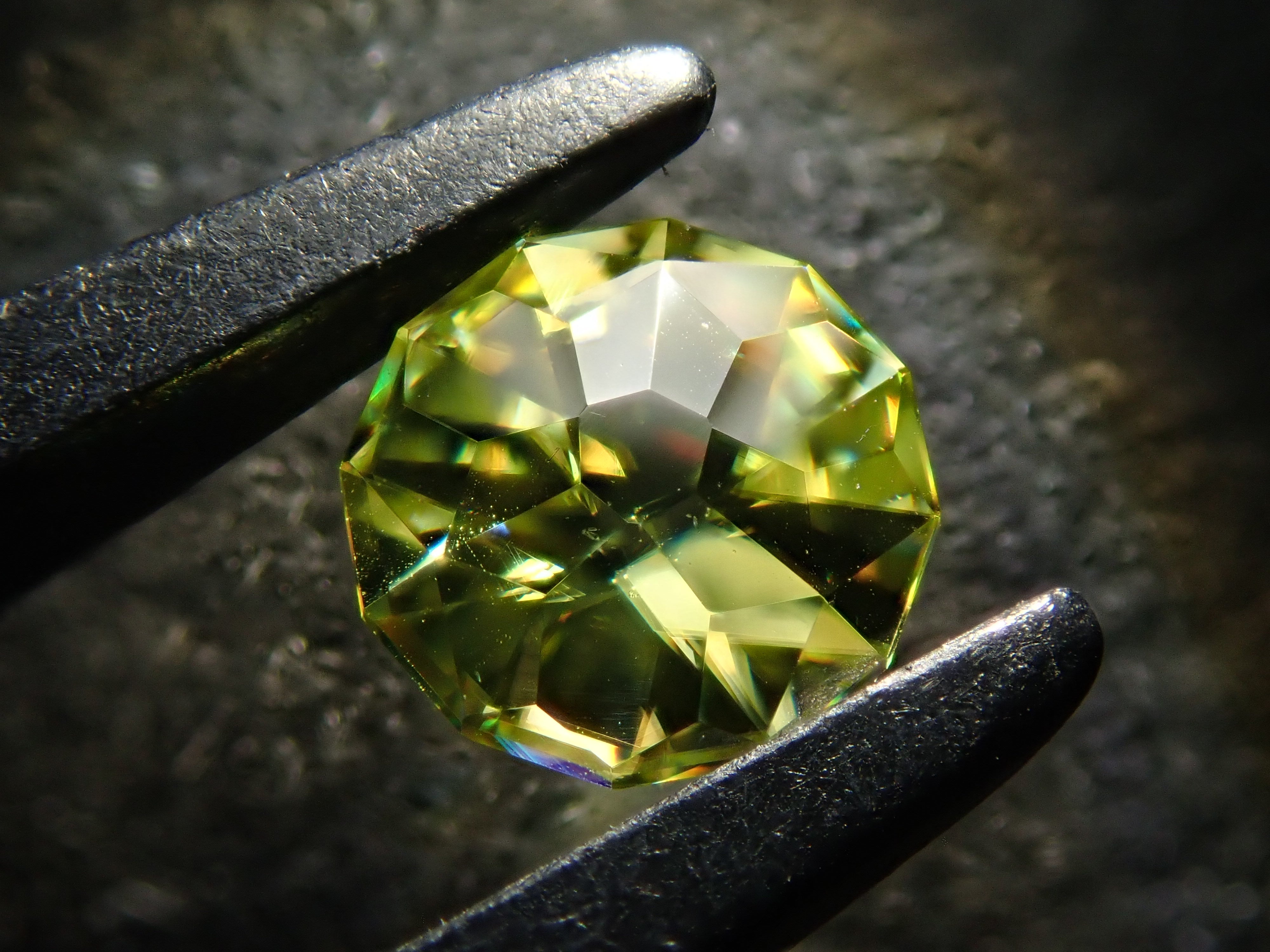 ジンバブエ産スフェーン 4.7mm/0.400ctルース