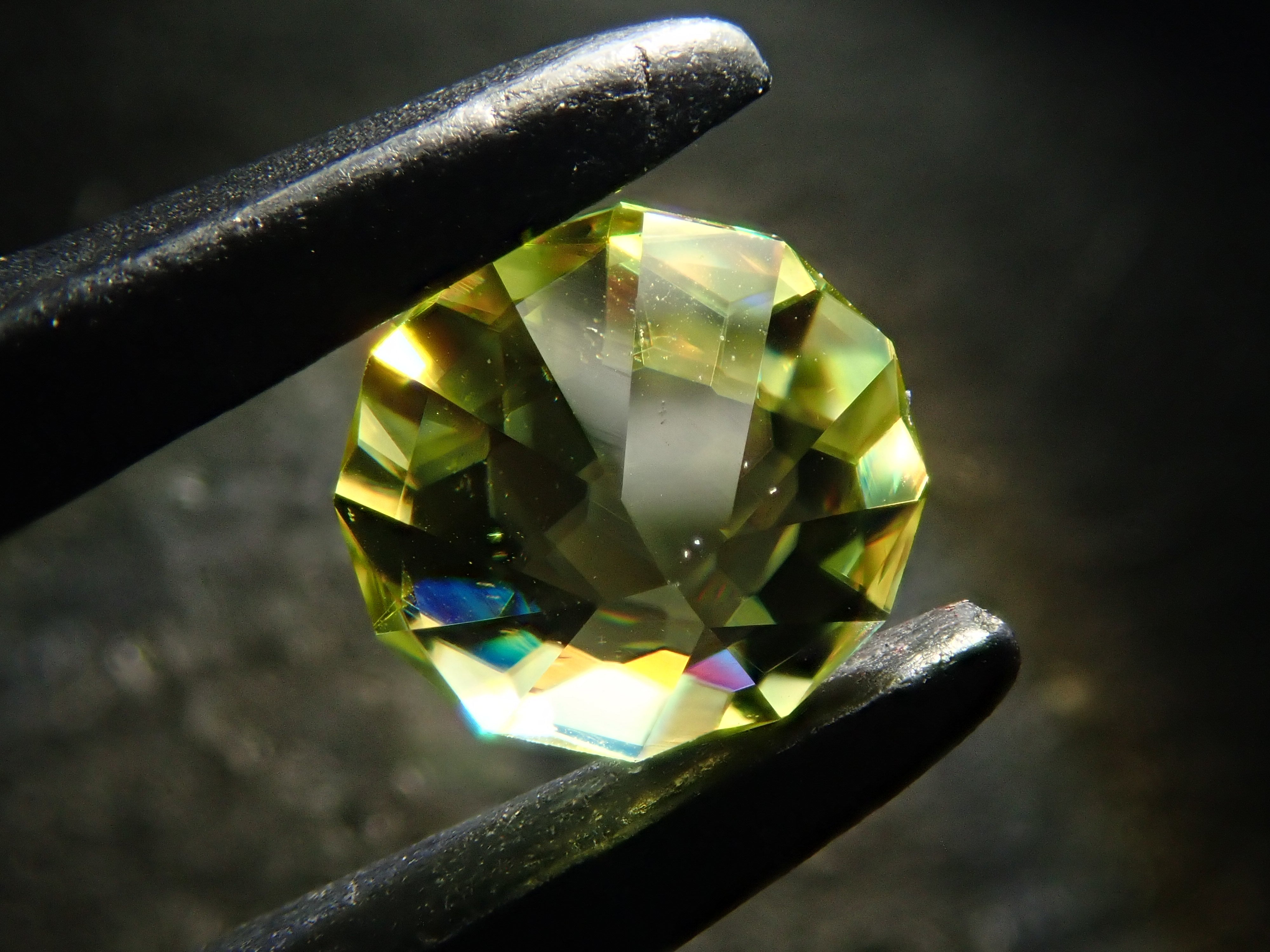 ジンバブエ産スフェーン 4.7mm/0.400ctルース