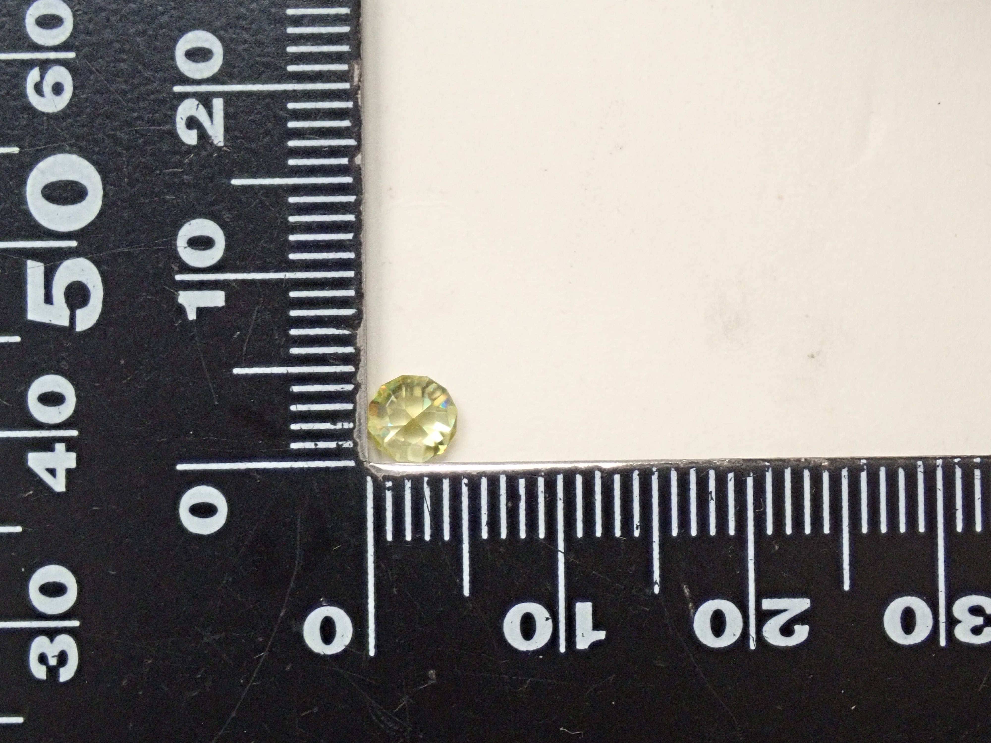 ジンバブエ産スフェーン 4.7mm/0.400ctルース