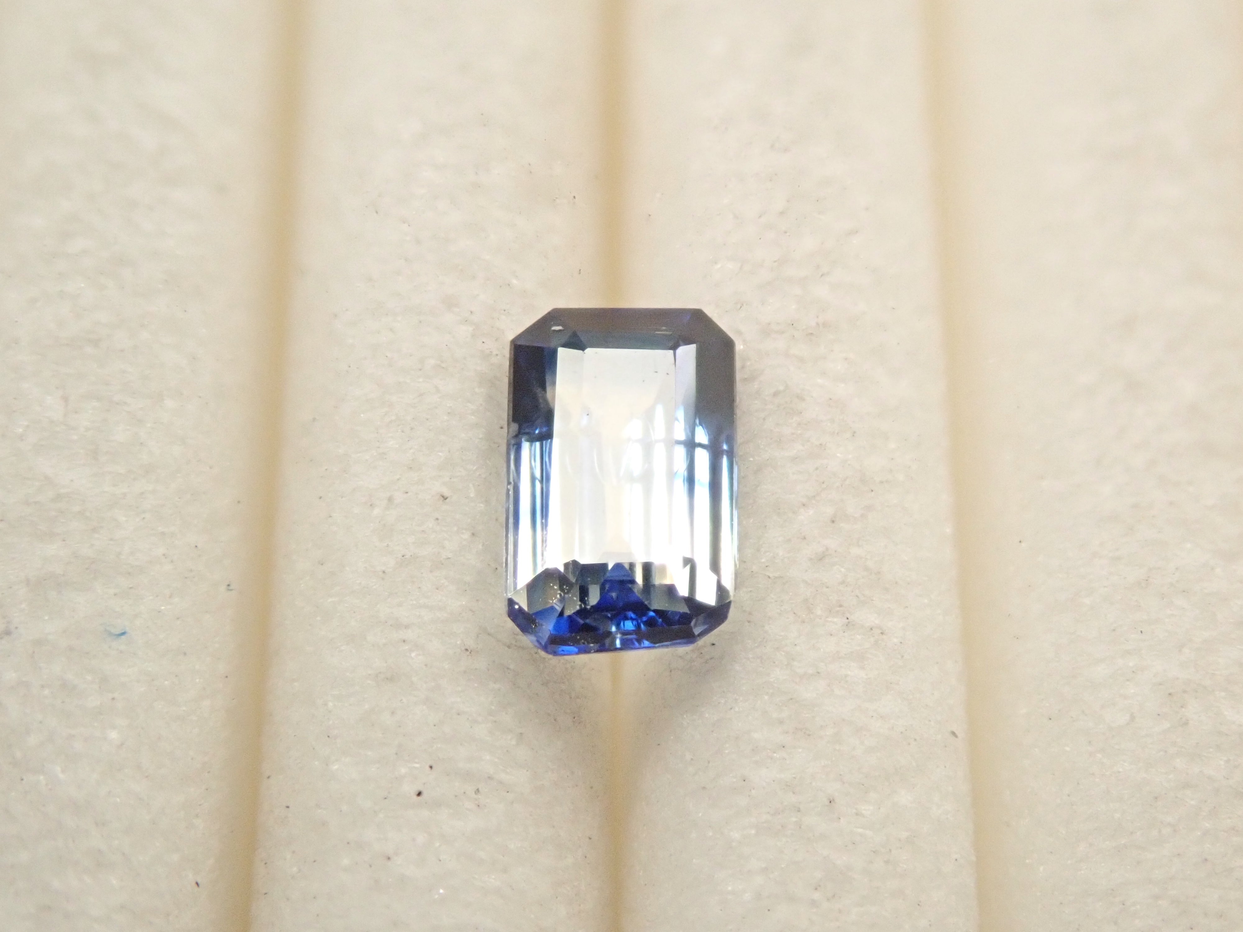 マダガスカル産バイカラーサファイア 0.266ctルース