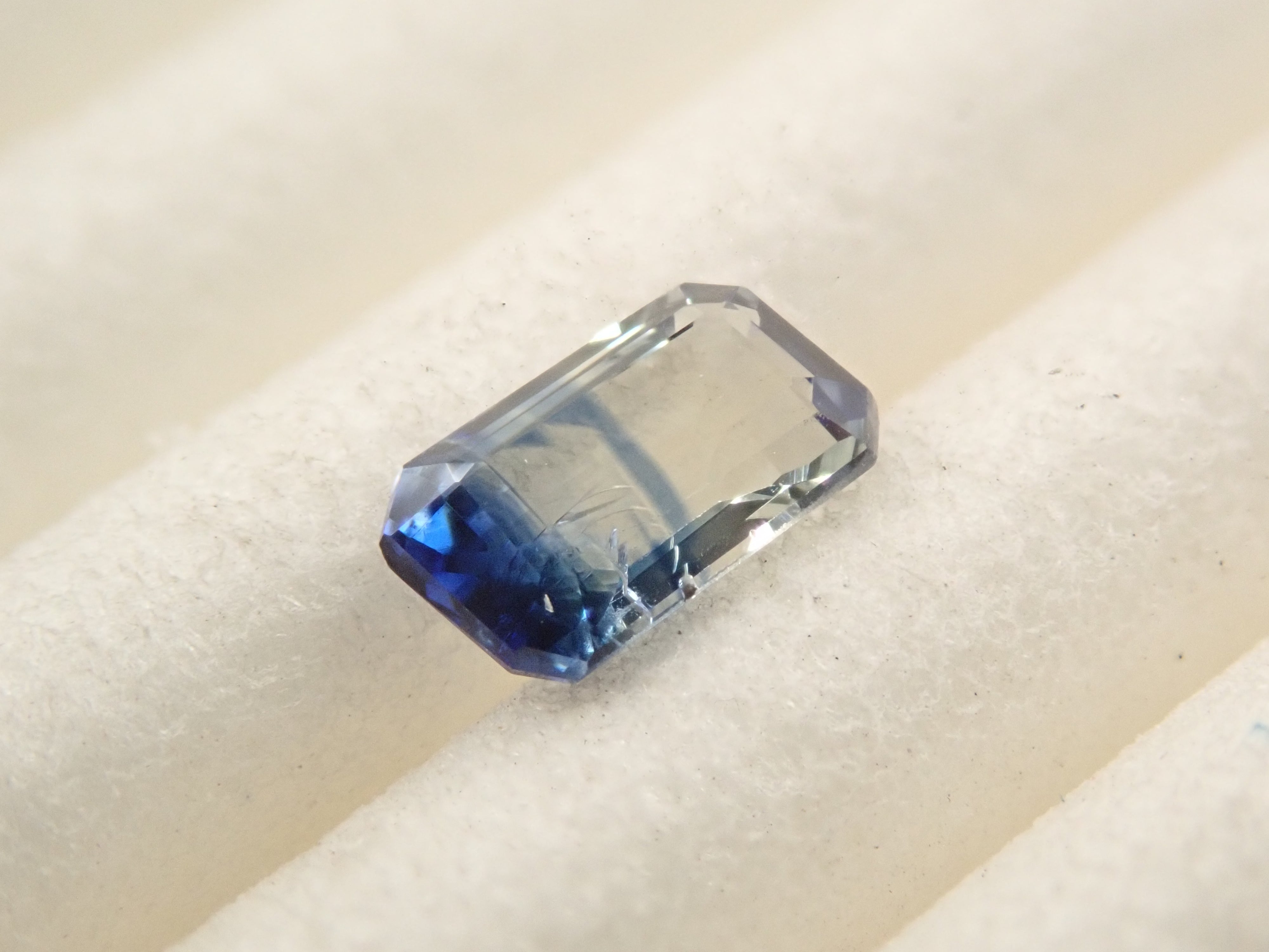 マダガスカル産バイカラーサファイア 0.266ctルース