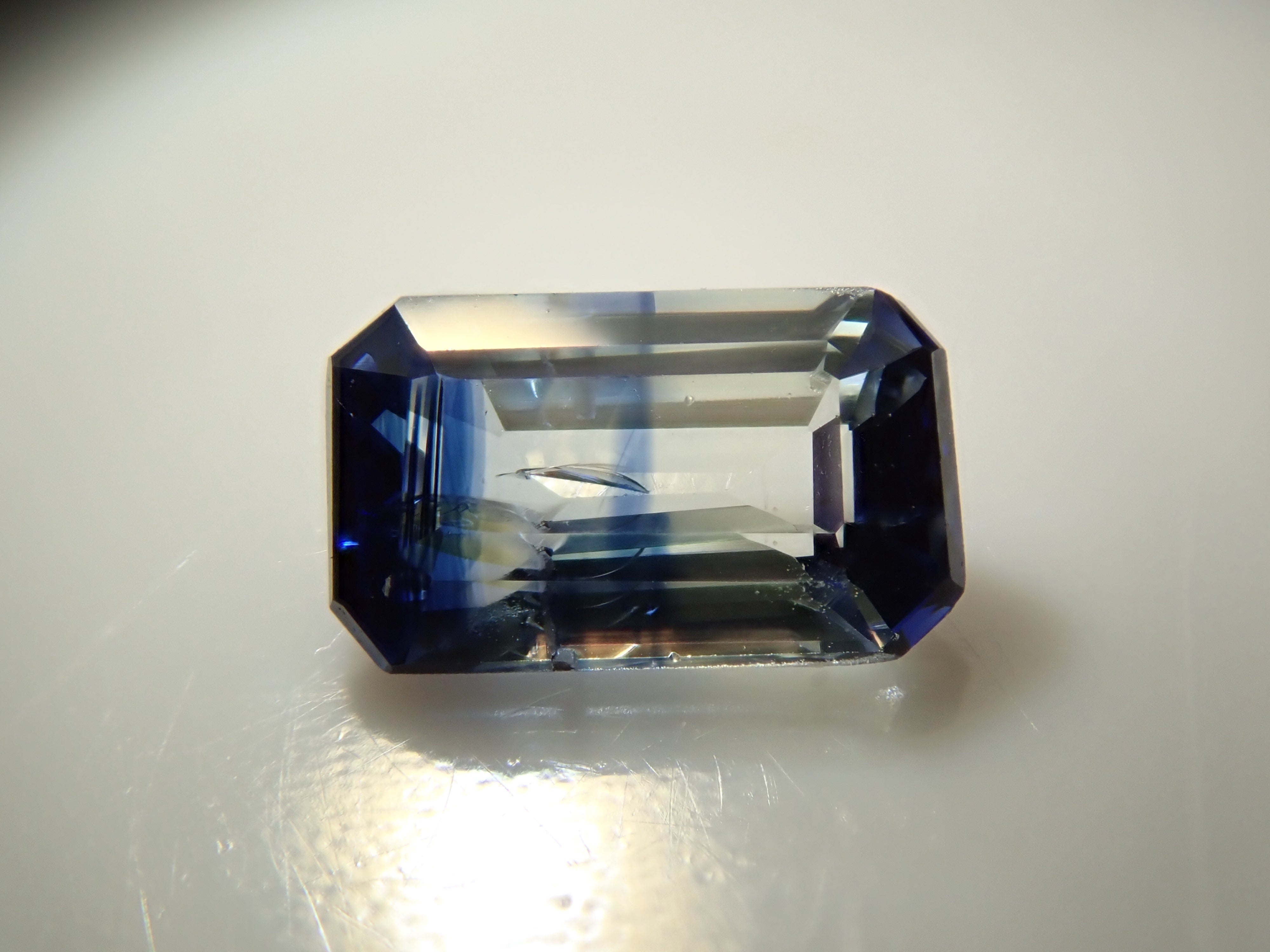 マダガスカル産バイカラーサファイア 0.266ctルース