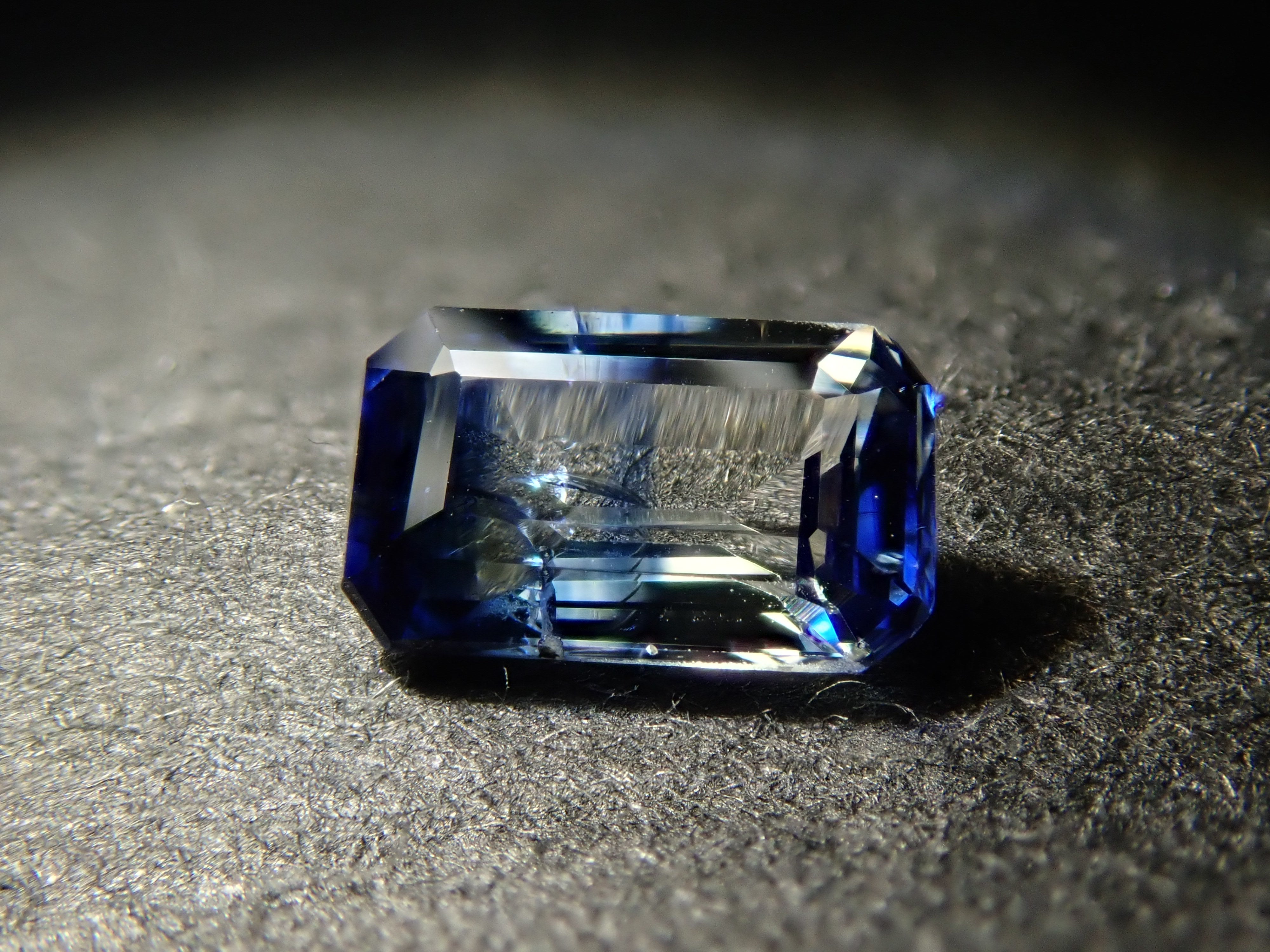 マダガスカル産バイカラーサファイア 0.266ctルース