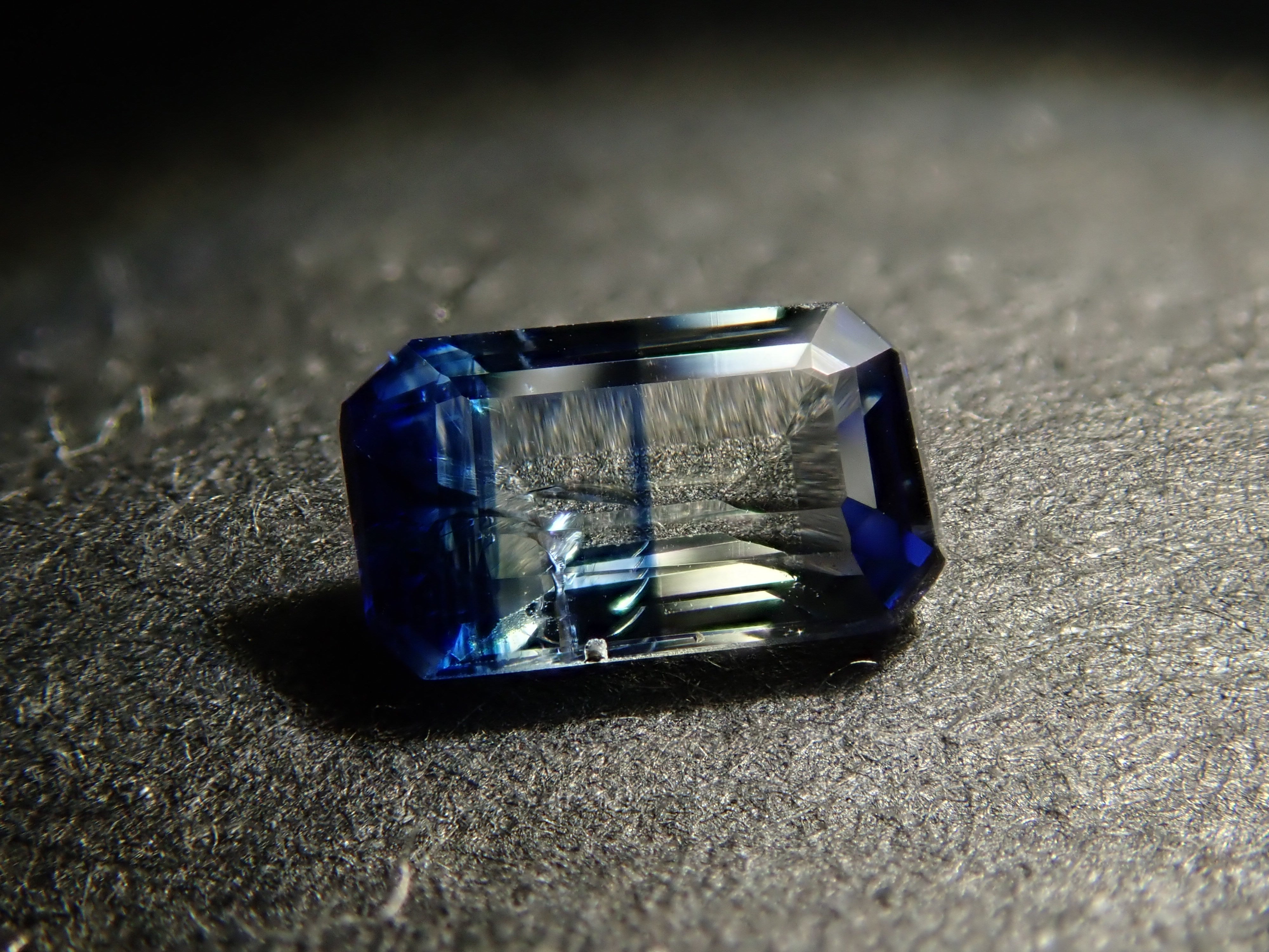 マダガスカル産バイカラーサファイア 0.266ctルース