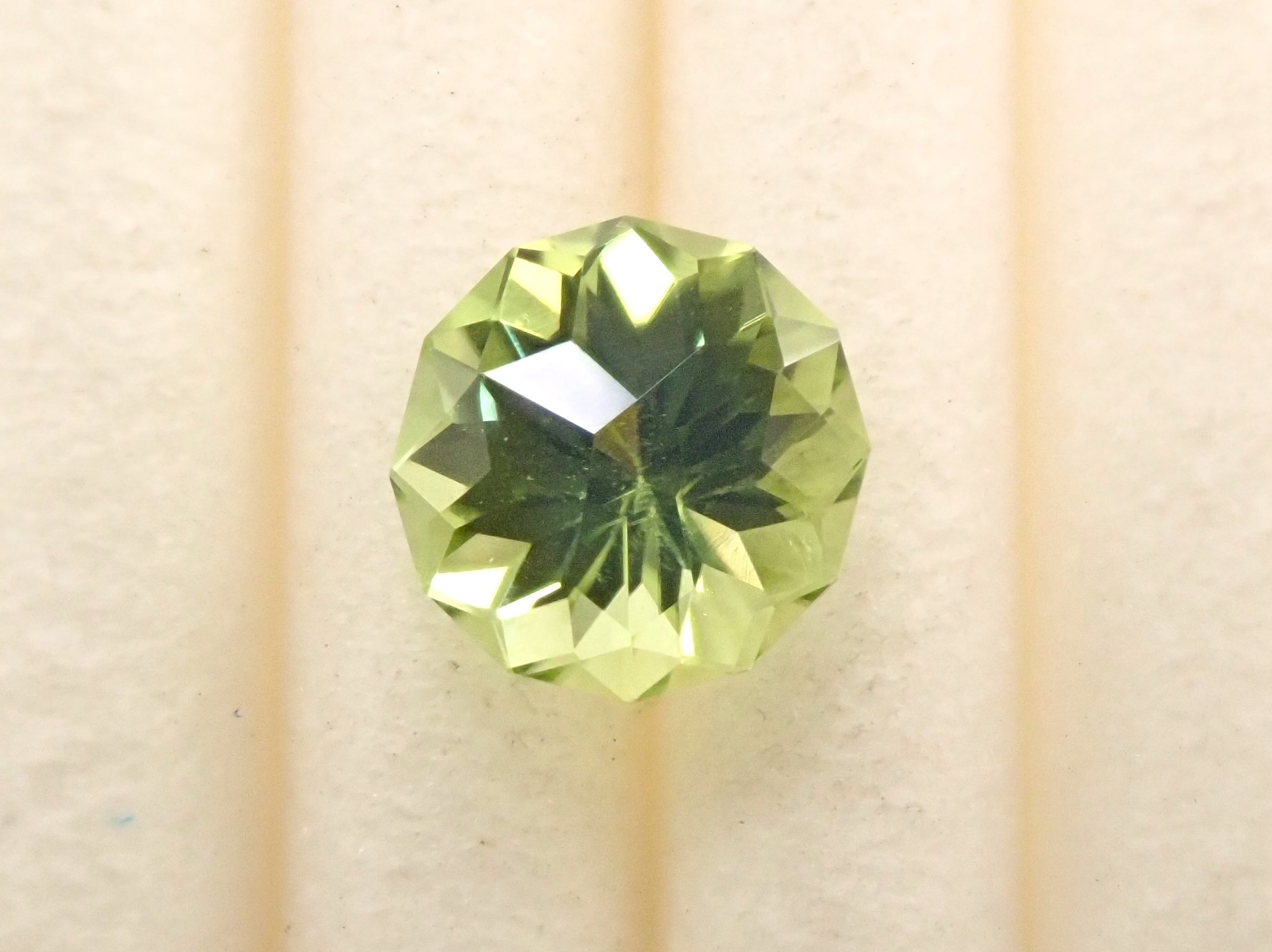 パキスタン産ペリドット 5.2mm/0.562ctルース