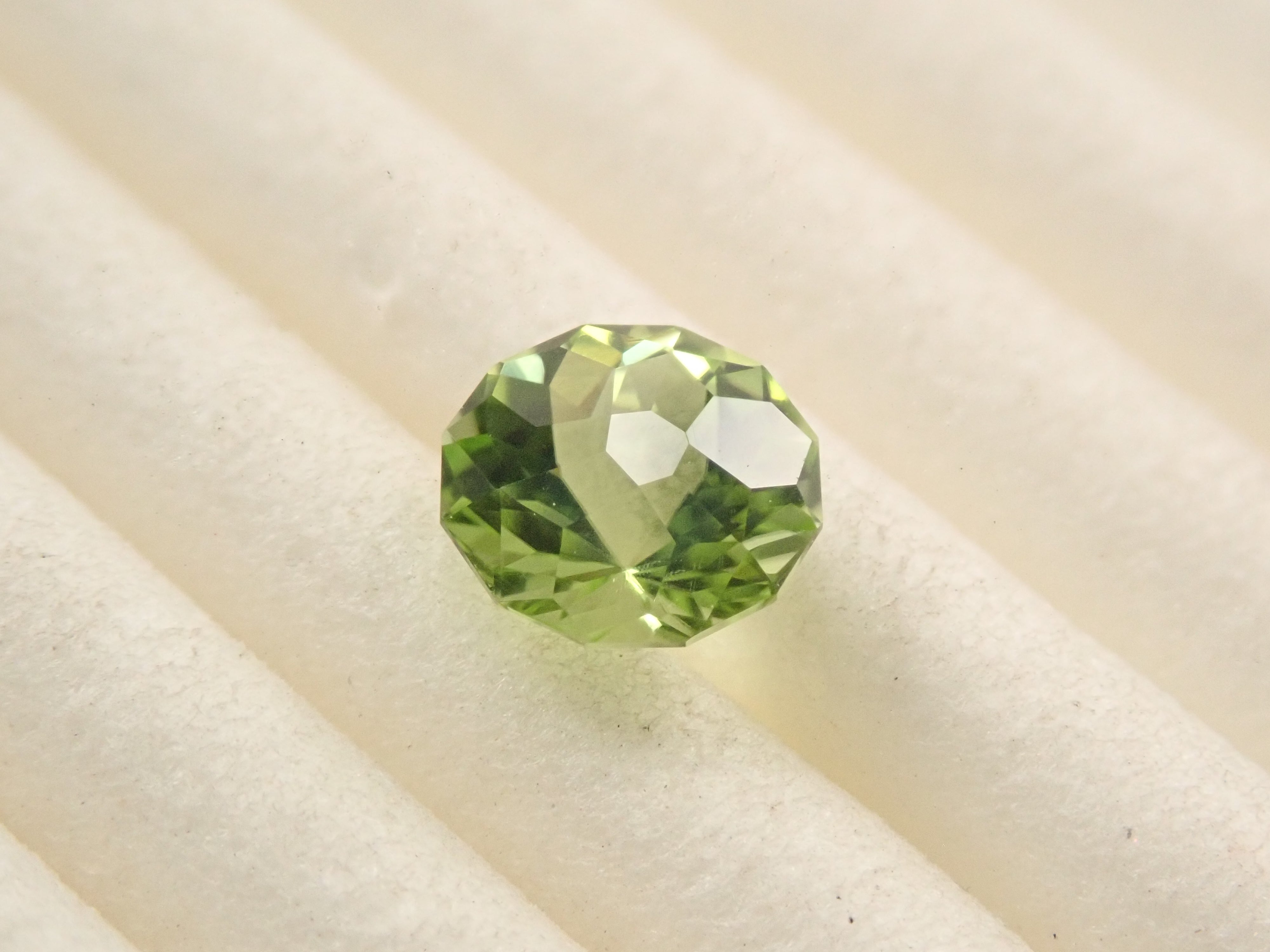 パキスタン産ペリドット 5.2mm/0.562ctルース