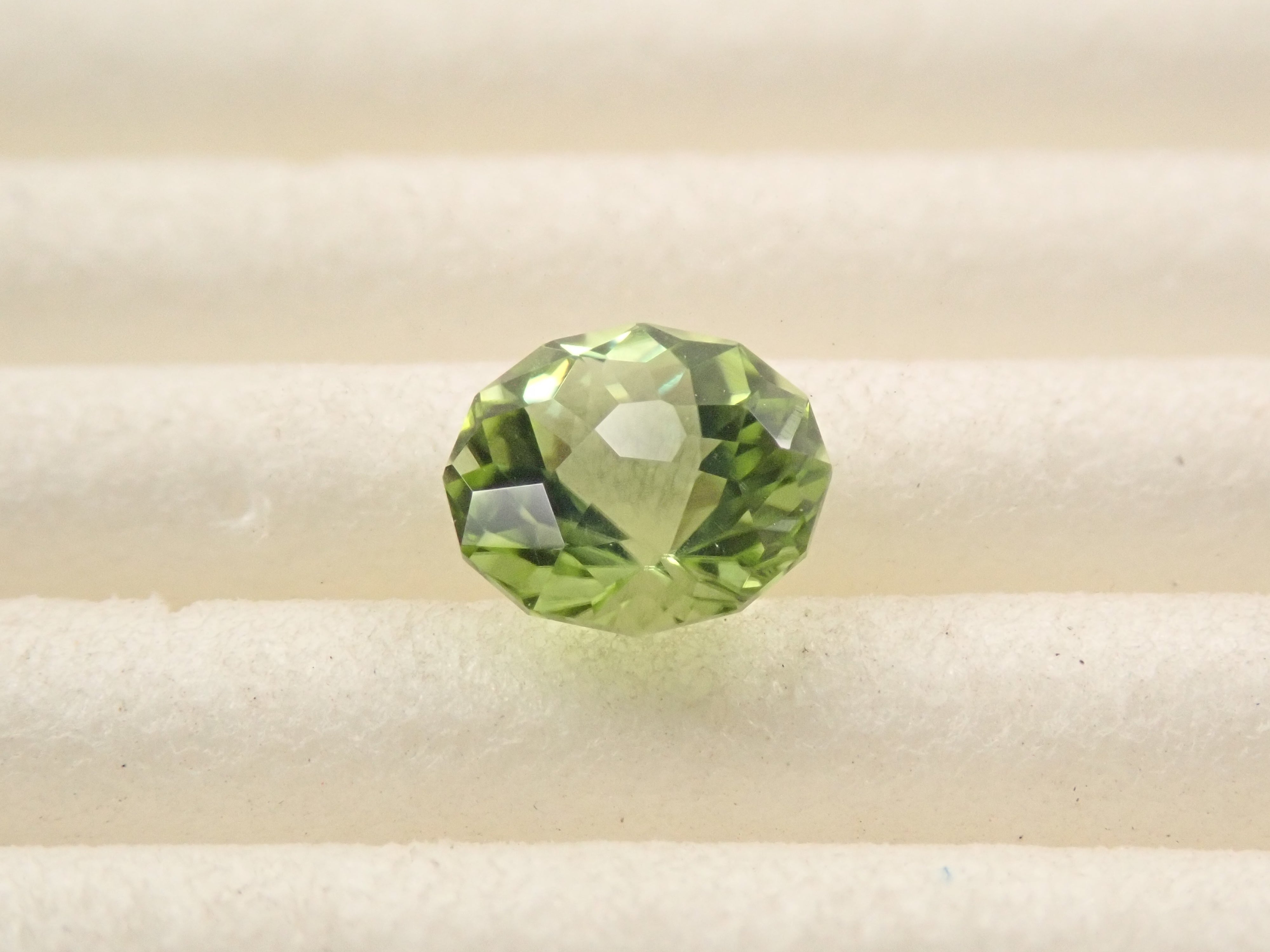 パキスタン産ペリドット 5.2mm/0.562ctルース