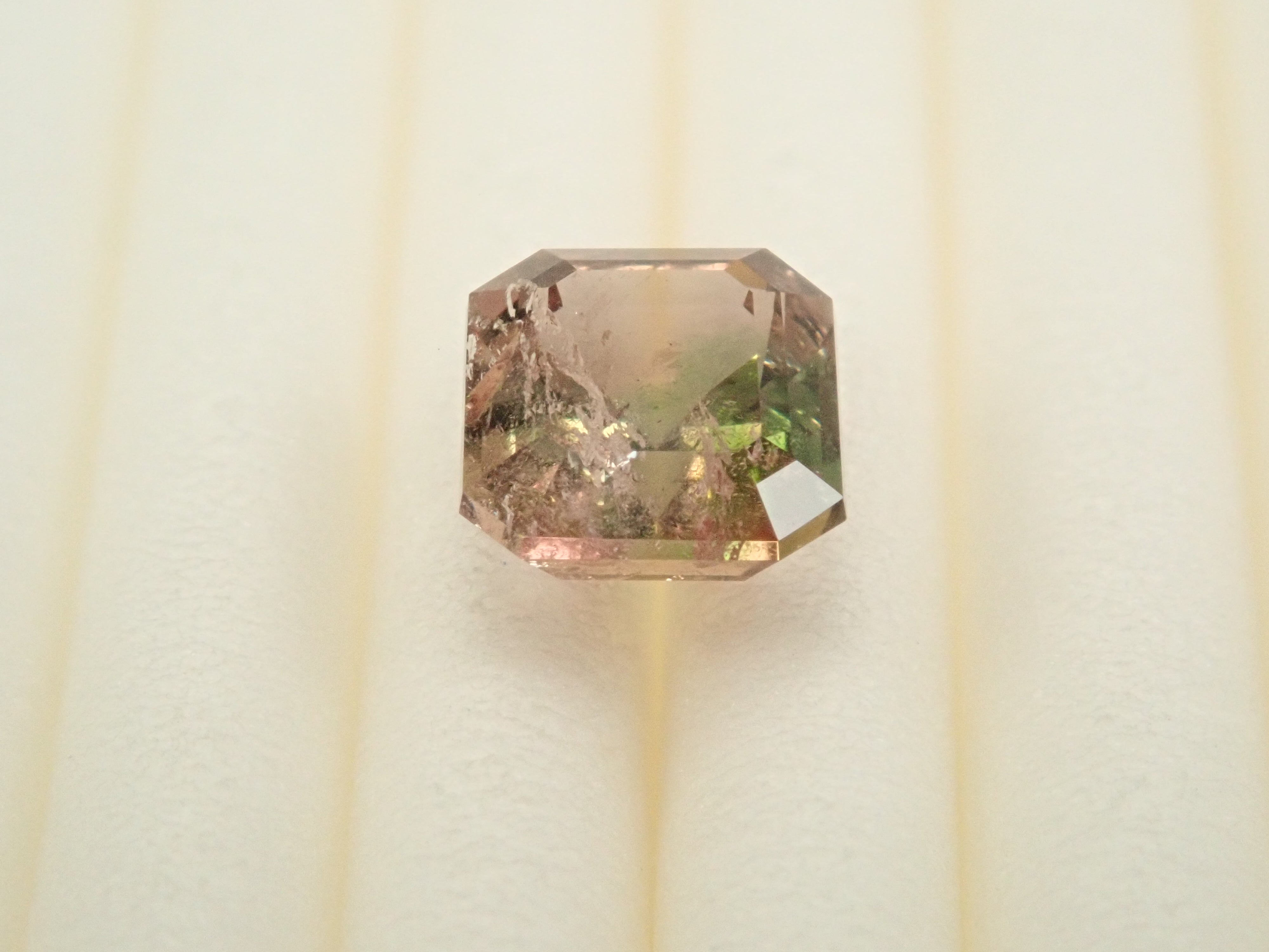 【12/17 22時販売】パキスタン産アキシナイト(グリーンティント) 0.844ctルース