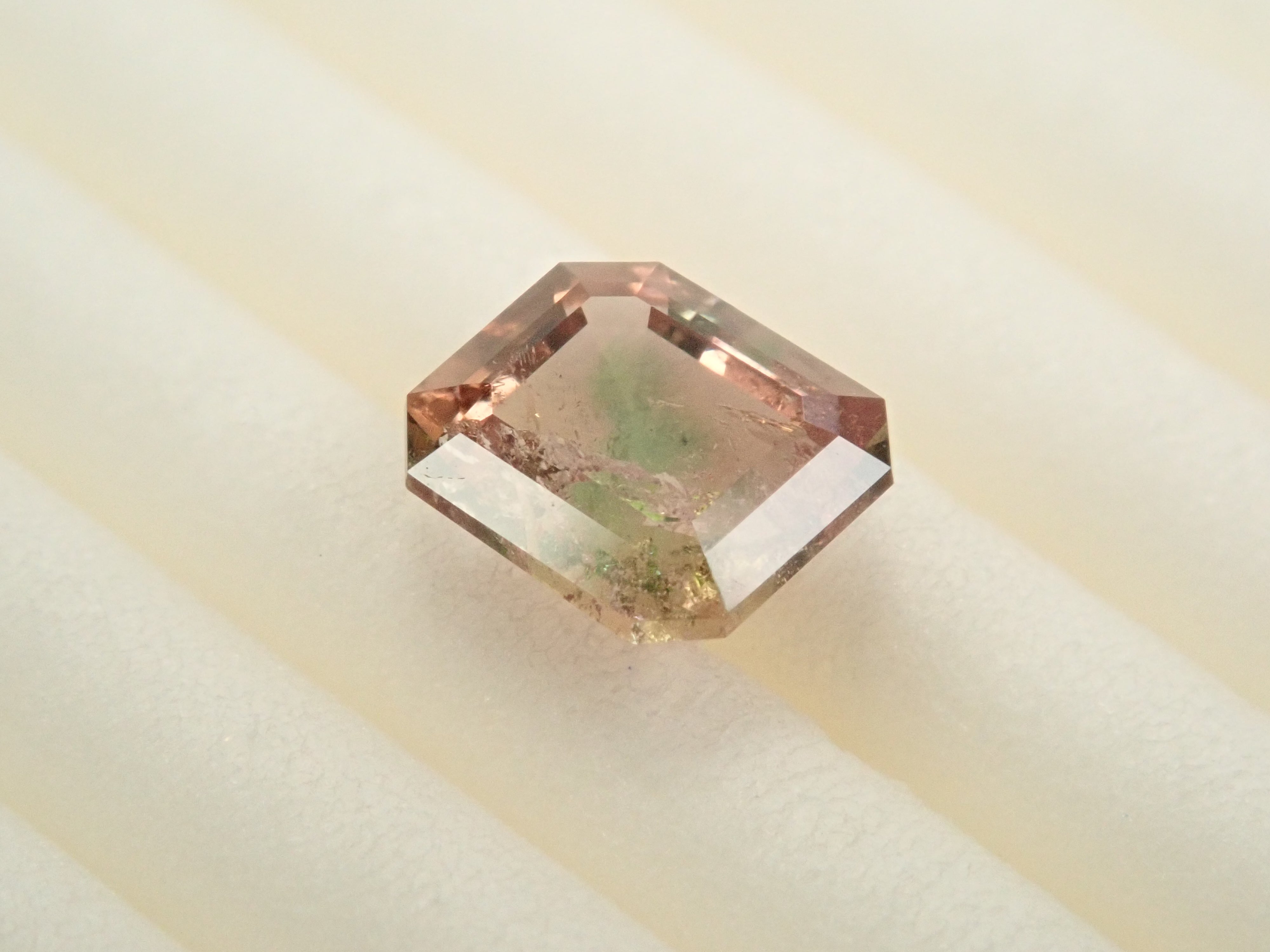 【12/17 22時販売】パキスタン産アキシナイト(グリーンティント) 0.844ctルース