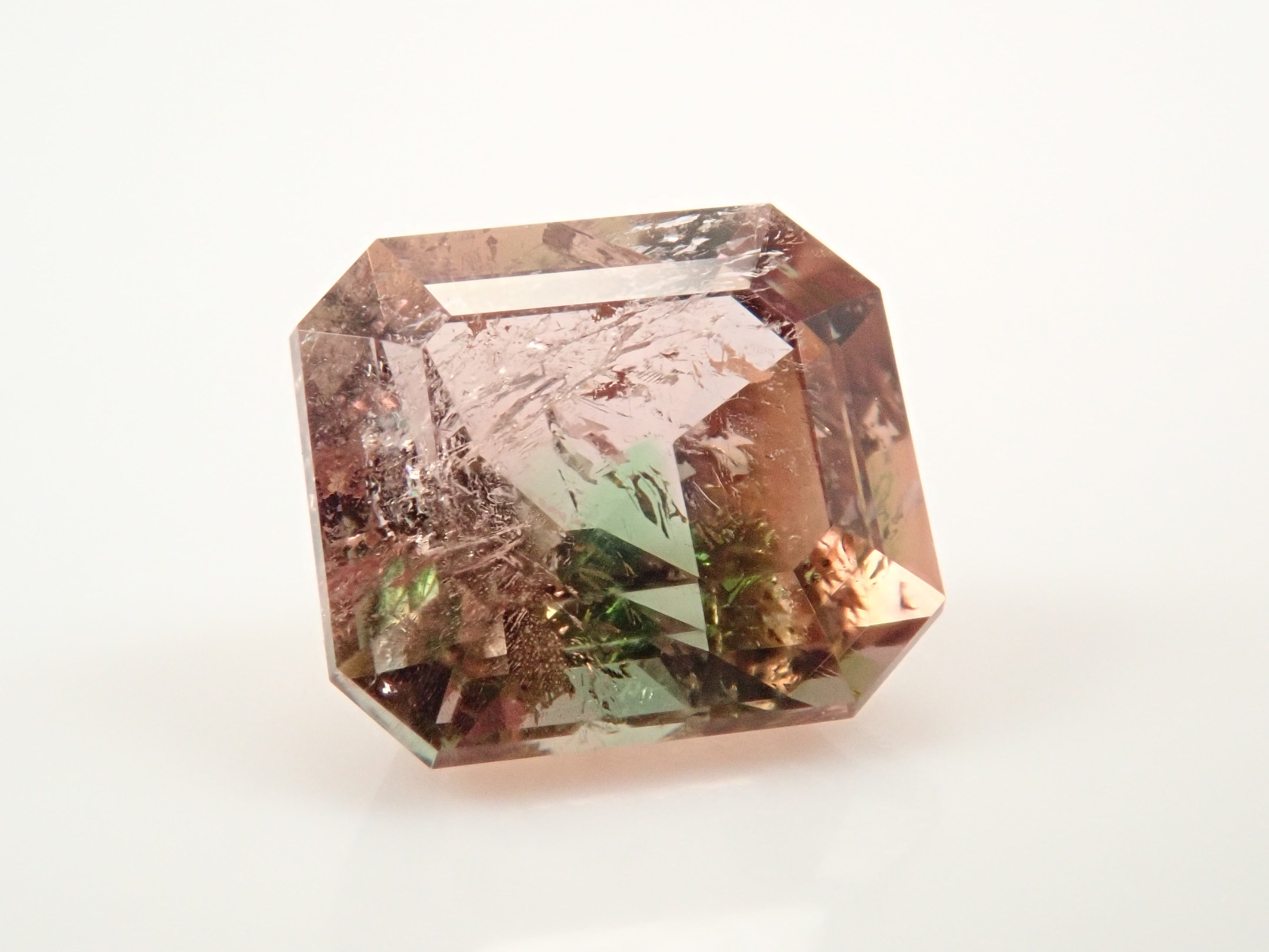 【12/17 22時販売】パキスタン産アキシナイト(グリーンティント) 0.844ctルース